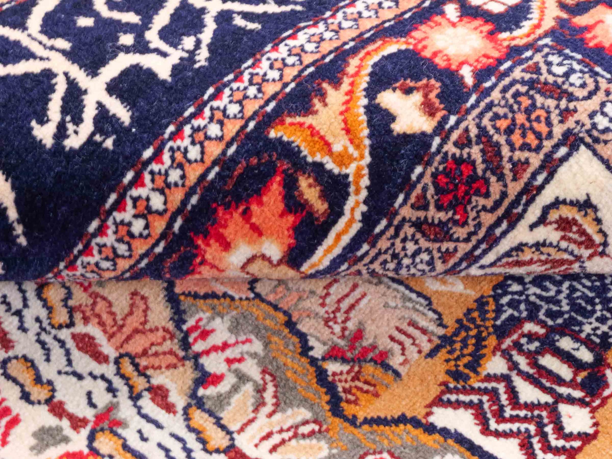 Handgeknüpfter Afghan Orientteppich von Khademi aus Wolle, beige-navy. Klassischer Wandteppich mit Bildmotiv. Bildteppich, traditionell von Hand geknüpft in Afghanistan. Größe: 195 cm x 128 cm. Teppichnummer: SB3-1122 | Jupiter Intl.