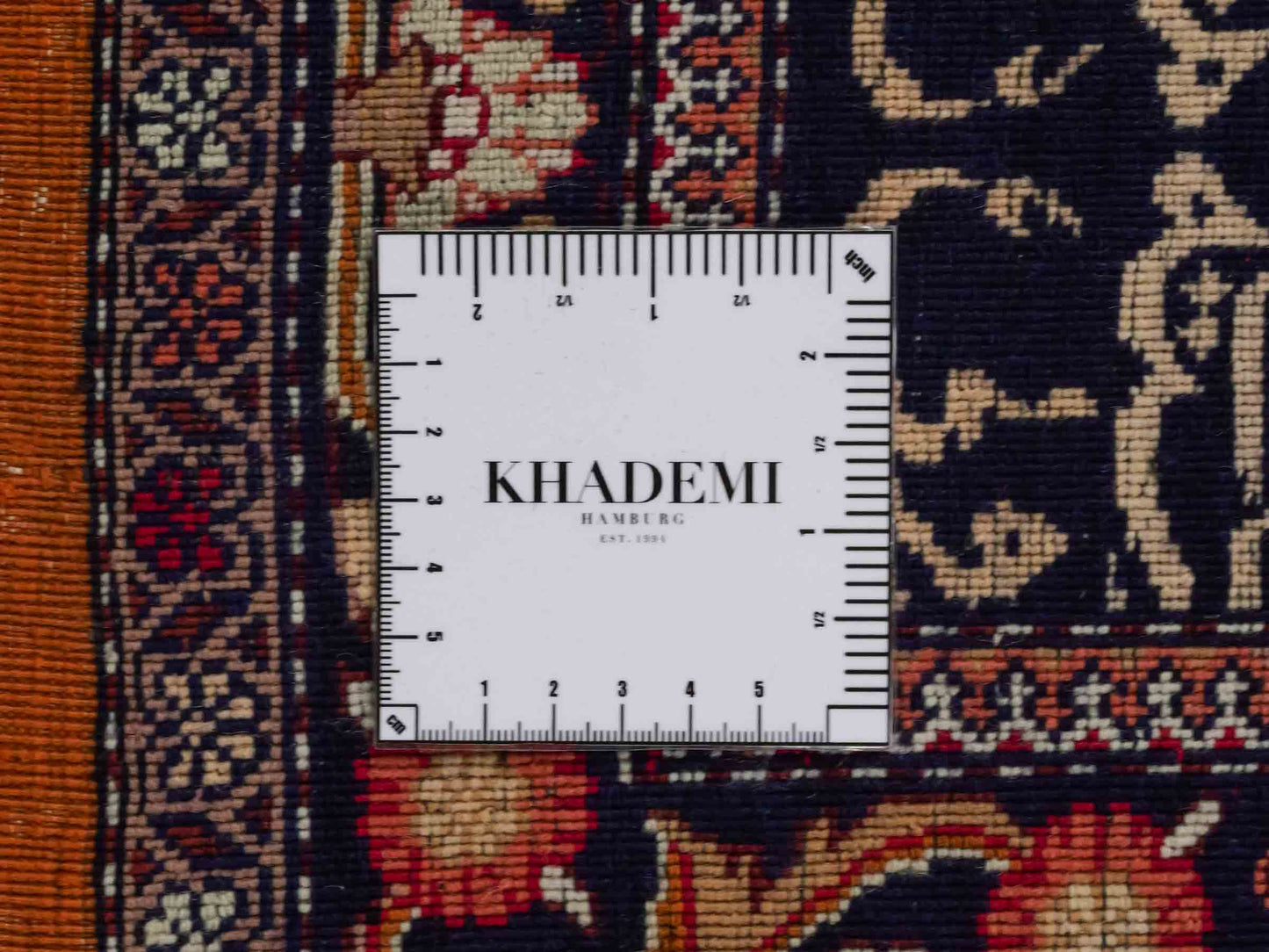 Handgeknüpfter Afghan Orientteppich von Khademi aus Wolle, beige-navy. Klassischer Wandteppich mit Bildmotiv. Bildteppich, traditionell von Hand geknüpft in Afghanistan. Größe: 195 cm x 128 cm. Teppichnummer: SB3-1122 | Jupiter Intl.