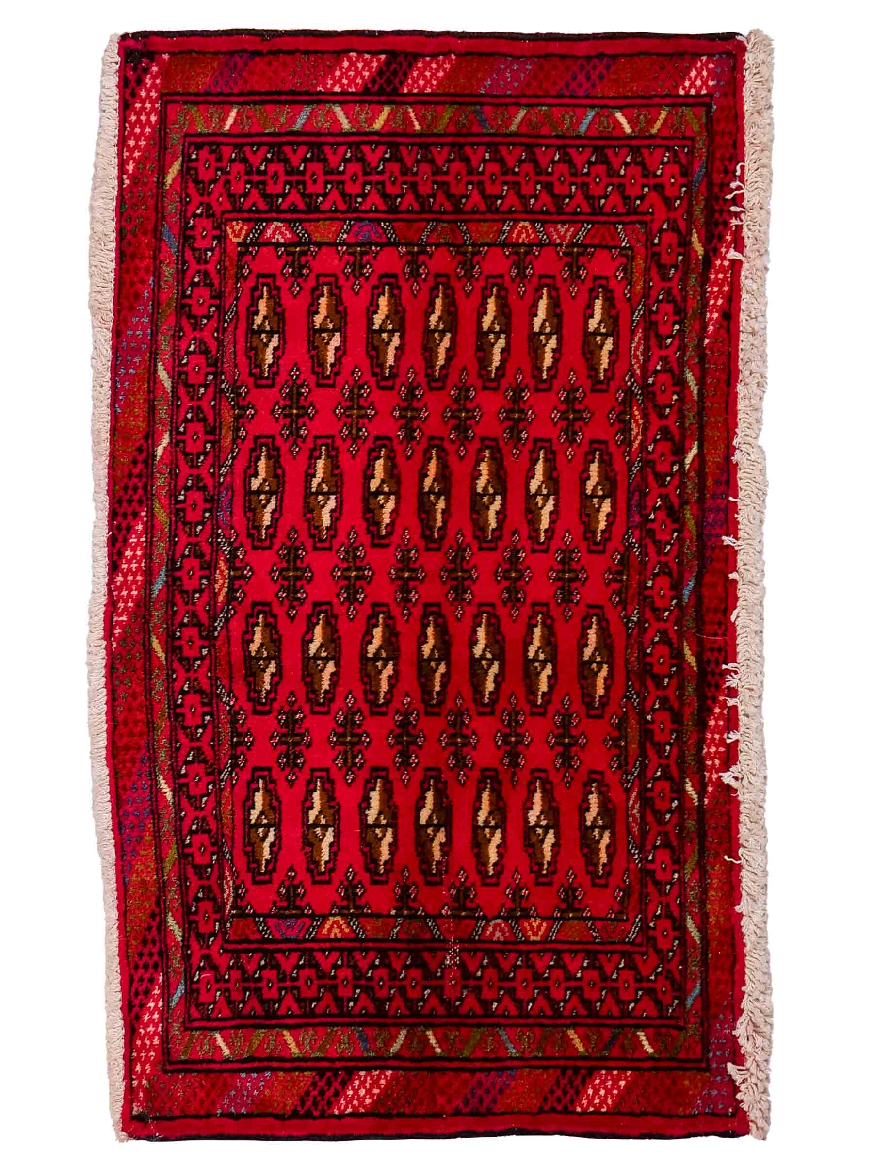 Handgeknüpfter Vintage Turkaman Nomadenteppich von Khademi aus Wolle, rot. Bukhara Allover-Design. Von Hand geknüpft in Iran. Größe: 101 cm x 54 cm. Teppichnummer: DB3-1004. Verkauf durch Jupiter Intl.