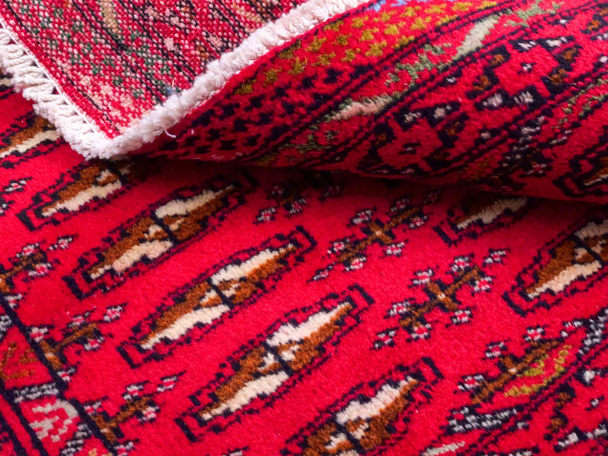 Handgeknüpfter Vintage Turkaman Nomadenteppich von Khademi aus Wolle, rot. Bukhara Allover-Design. Von Hand geknüpft in Iran. Größe: 101 cm x 54 cm. Teppichnummer: DB3-1004. Verkauf durch Jupiter Intl.