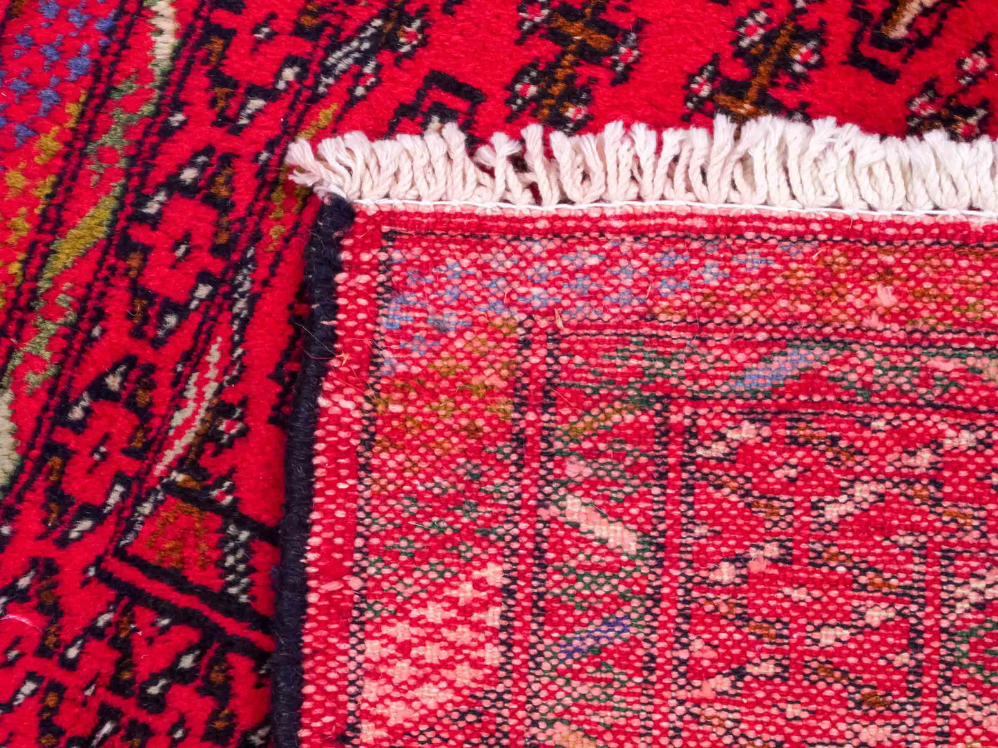 Handgeknüpfter Vintage Turkaman Nomadenteppich von Khademi aus Wolle, rot. Bukhara Allover-Design. Von Hand geknüpft in Iran. Größe: 101 cm x 54 cm. Teppichnummer: DB3-1004. Verkauf durch Jupiter Intl.
