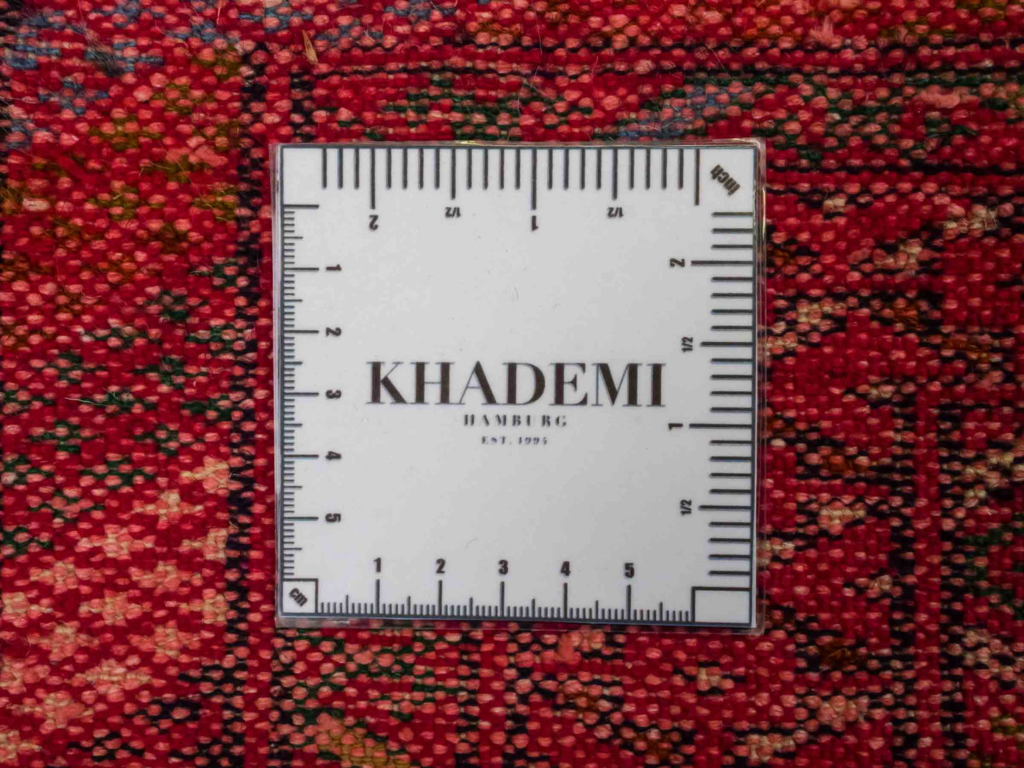 Handgeknüpfter Vintage Turkaman Nomadenteppich von Khademi aus Wolle, rot. Bukhara Allover-Design. Von Hand geknüpft in Iran. Größe: 101 cm x 54 cm. Teppichnummer: DB3-1004. Verkauf durch Jupiter Intl.