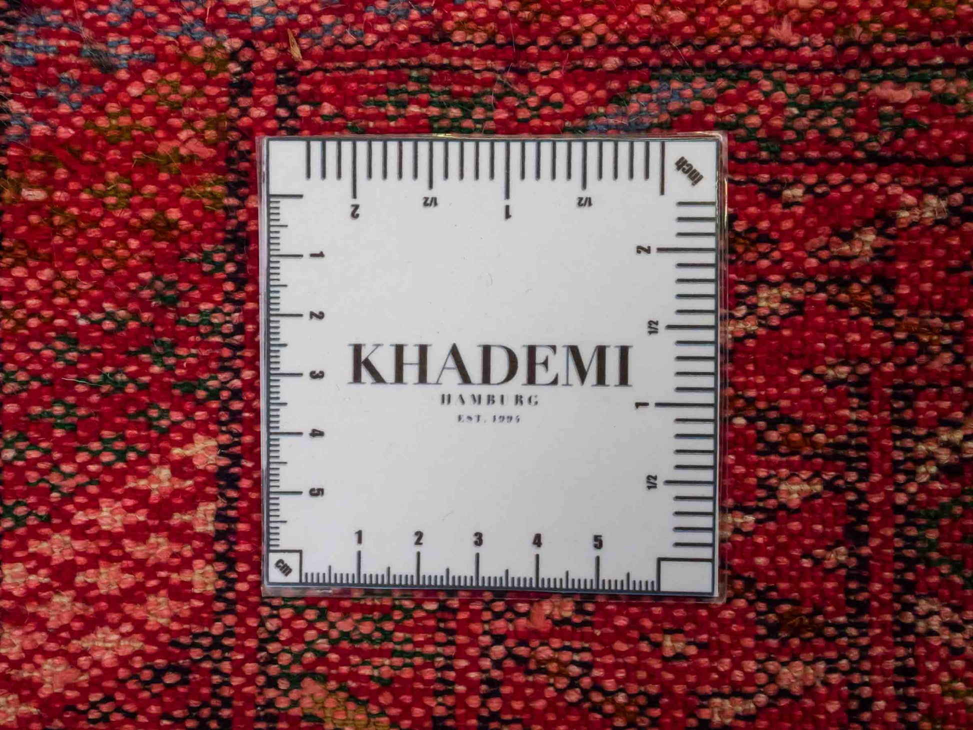 Handgeknüpfter Vintage Turkaman Nomadenteppich von Khademi aus Wolle, rot. Bukhara Allover-Design. Von Hand geknüpft in Iran. Größe: 101 cm x 54 cm. Teppichnummer: DB3-1004. Verkauf durch Jupiter Intl.