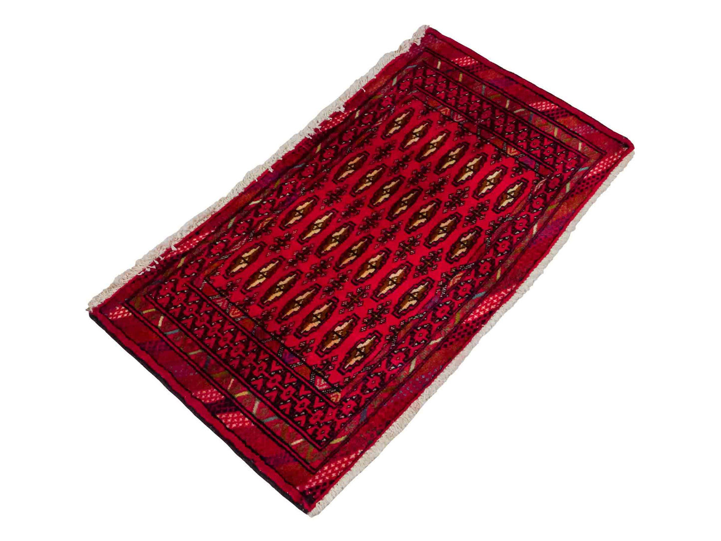 Handgeknüpfter Vintage Turkaman Nomadenteppich von Khademi aus Wolle, rot. Bukhara Allover-Design. Von Hand geknüpft in Iran. Größe: 101 cm x 54 cm. Teppichnummer: DB3-1004. Verkauf durch Jupiter Intl.