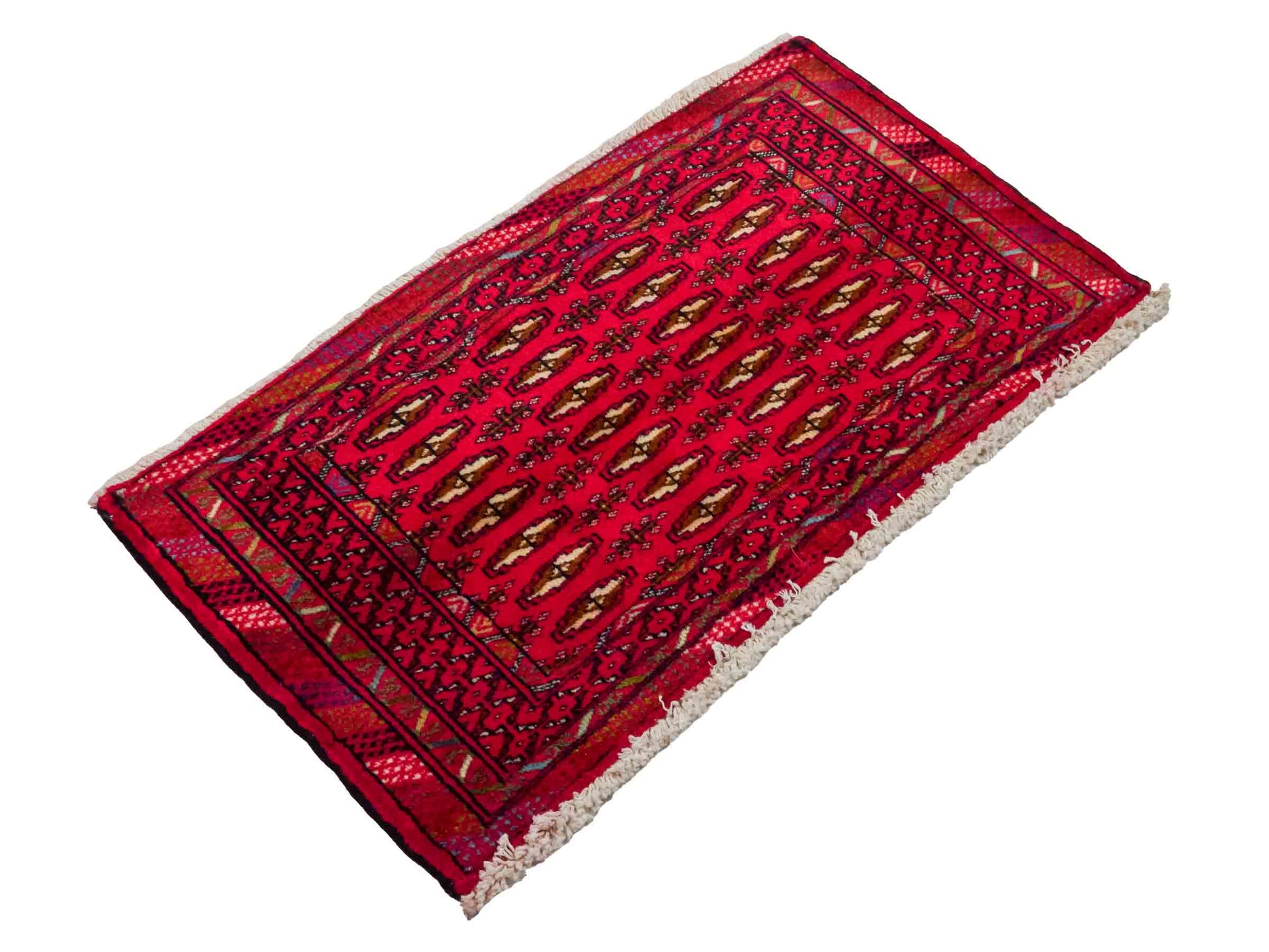 Handgeknüpfter Vintage Turkaman Nomadenteppich von Khademi aus Wolle, rot. Bukhara Allover-Design. Von Hand geknüpft in Iran. Größe: 101 cm x 54 cm. Teppichnummer: DB3-1004. Verkauf durch Jupiter Intl.
