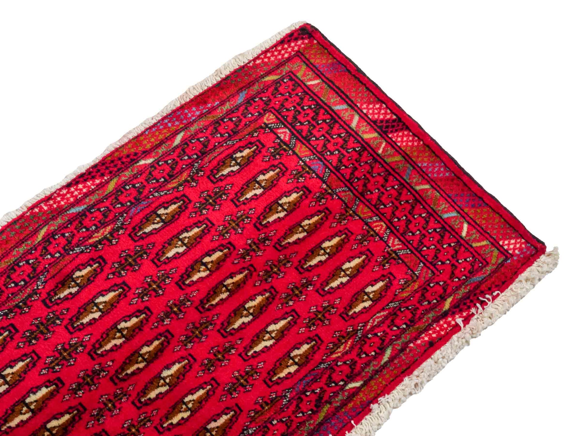 Handgeknüpfter Vintage Turkaman Nomadenteppich von Khademi aus Wolle, rot. Bukhara Allover-Design. Von Hand geknüpft in Iran. Größe: 101 cm x 54 cm. Teppichnummer: DB3-1004. Verkauf durch Jupiter Intl.