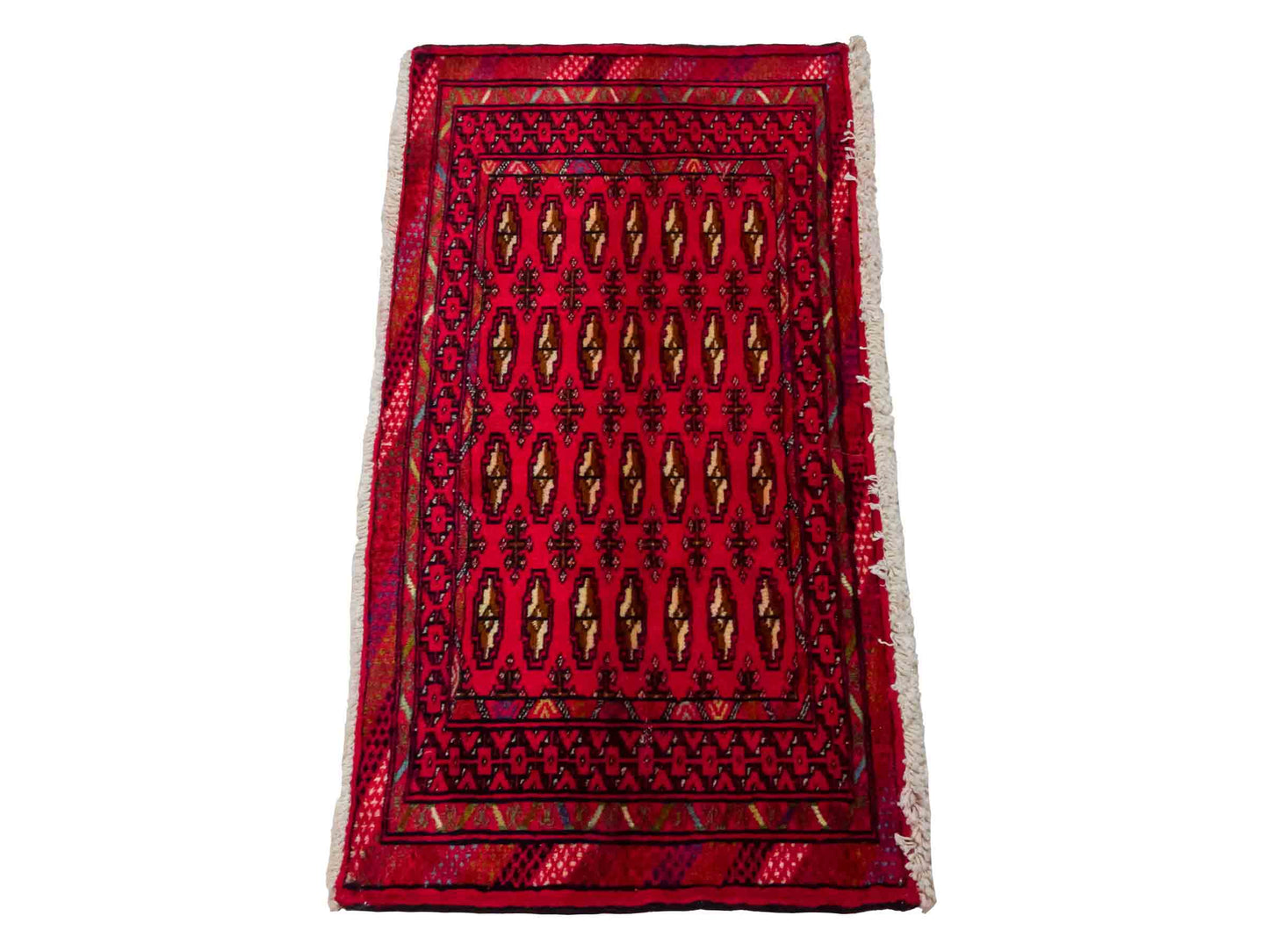 Handgeknüpfter Vintage Turkaman Nomadenteppich von Khademi aus Wolle, rot. Bukhara Allover-Design. Von Hand geknüpft in Iran. Größe: 101 cm x 54 cm. Teppichnummer: DB3-1004. Verkauf durch Jupiter Intl.