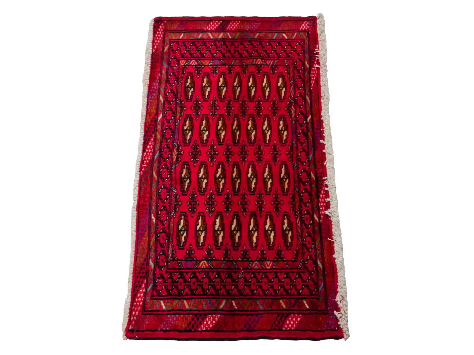 Handgeknüpfter Vintage Turkaman Nomadenteppich von Khademi aus Wolle, rot. Bukhara Allover-Design. Von Hand geknüpft in Iran. Größe: 101 cm x 54 cm. Teppichnummer: DB3-1004. Verkauf durch Jupiter Intl.