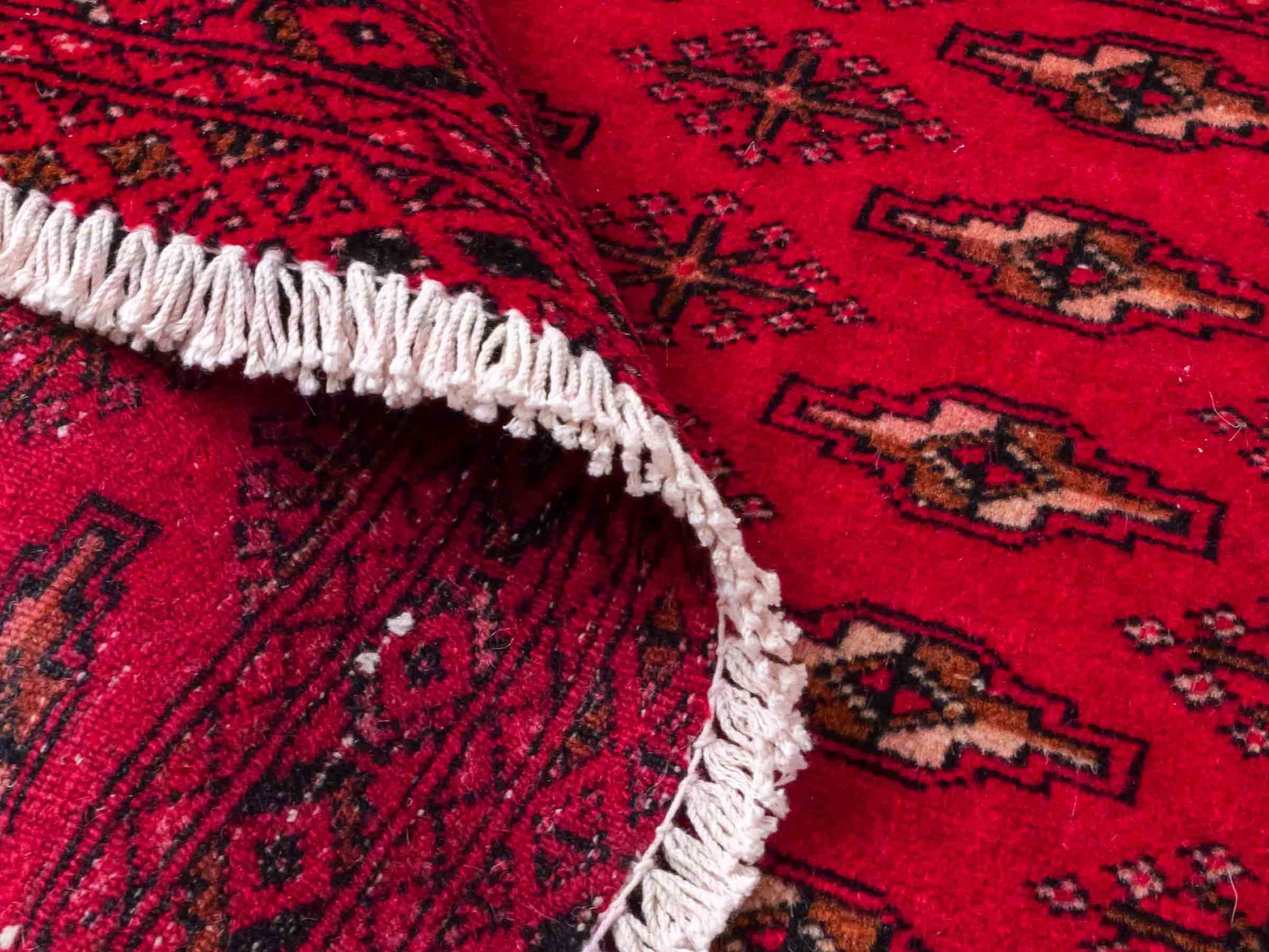 Handgeknüpfter Vintage Turkaman Nomadenteppich von Khademi aus Wolle, rot. Bukhara Allover-Design. Von Hand geknüpft in Iran. Größe: 101 cm x 54 cm. Teppichnummer: DB3-1004. Verkauf durch Jupiter Intl.