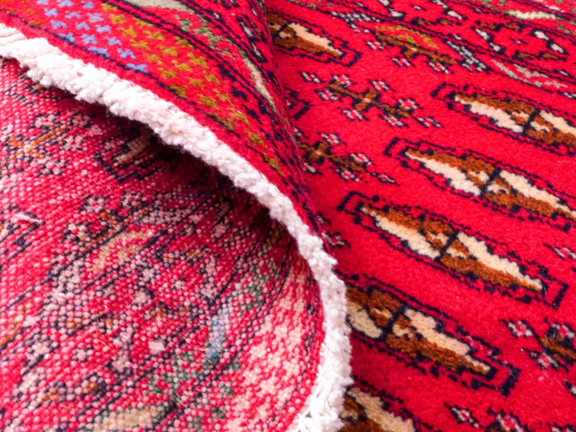 Handgeknüpfter Vintage Turkaman Nomadenteppich von Khademi aus Wolle, rot. Bukhara Allover-Design. Von Hand geknüpft in Iran. Größe: 101 cm x 54 cm. Teppichnummer: DB3-1004. Verkauf durch Jupiter Intl.