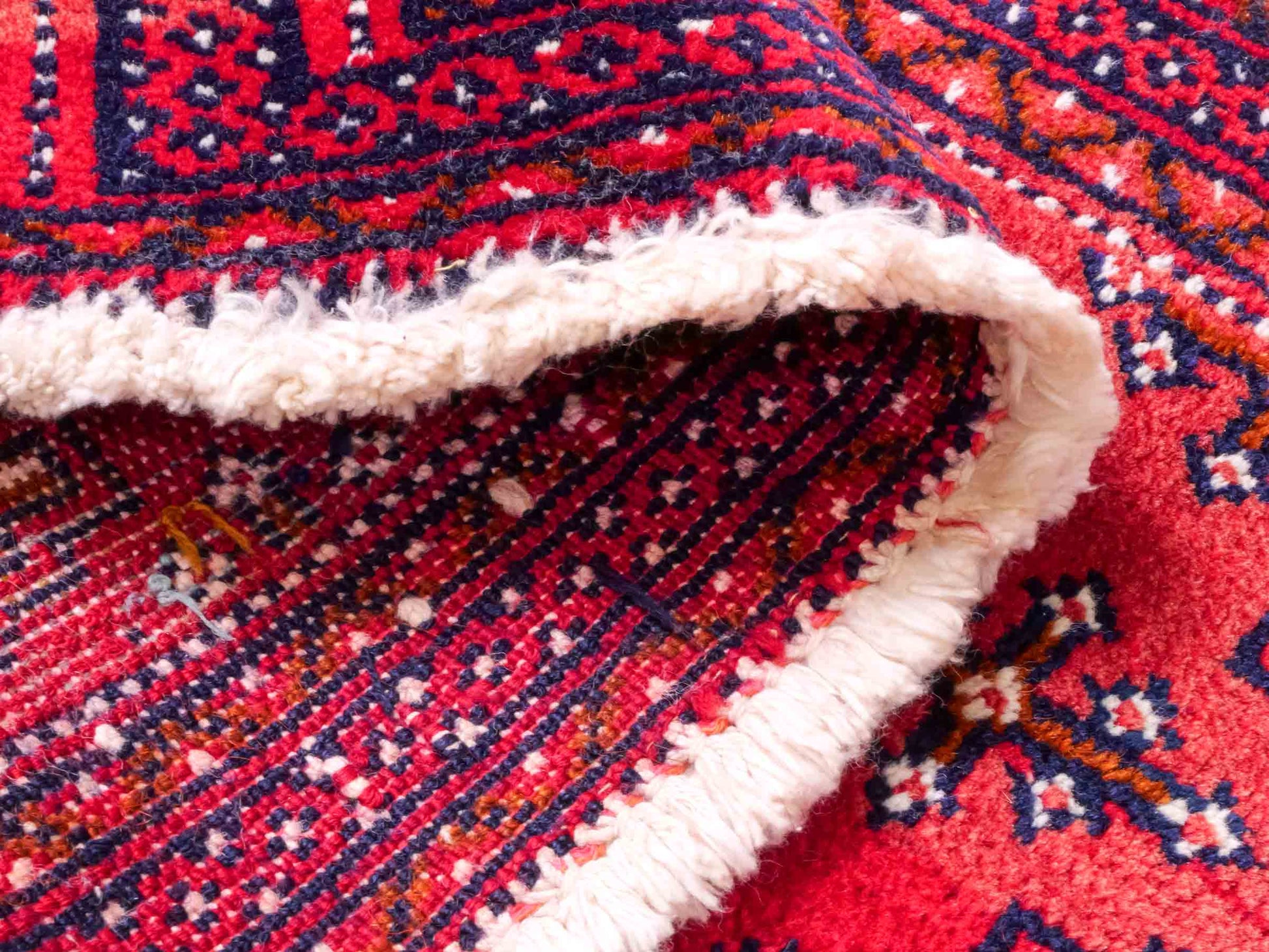 Handgeknüpfter Vintage Turkaman Nomadenteppich von Khademi aus Wolle, rot. Bukhara Allover-Design. Von Hand geknüpft in Iran. Größe: 102 cm x 53 cm. Teppichnummer: DB3-1030. Verkauf durch Jupiter Intl.