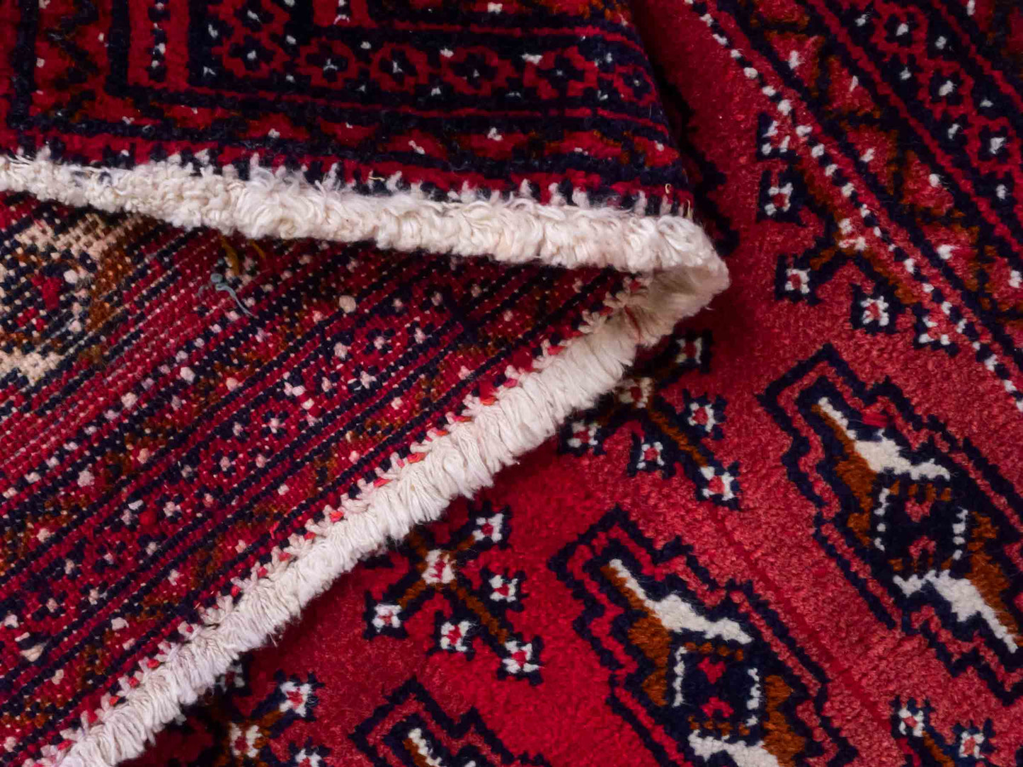 Handgeknüpfter Vintage Turkaman Nomadenteppich von Khademi aus Wolle, rot. Bukhara Allover-Design. Von Hand geknüpft in Iran. Größe: 102 cm x 53 cm. Teppichnummer: DB3-1030. Verkauf durch Jupiter Intl.