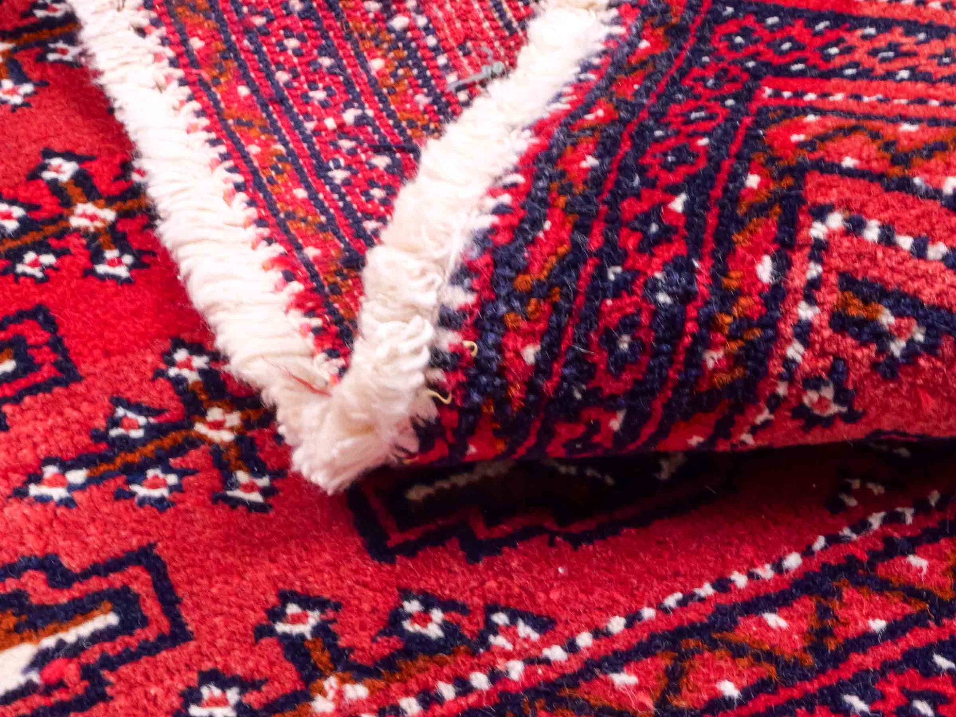 Handgeknüpfter Vintage Turkaman Nomadenteppich von Khademi aus Wolle, rot. Bukhara Allover-Design. Von Hand geknüpft in Iran. Größe: 102 cm x 53 cm. Teppichnummer: DB3-1030. Verkauf durch Jupiter Intl.