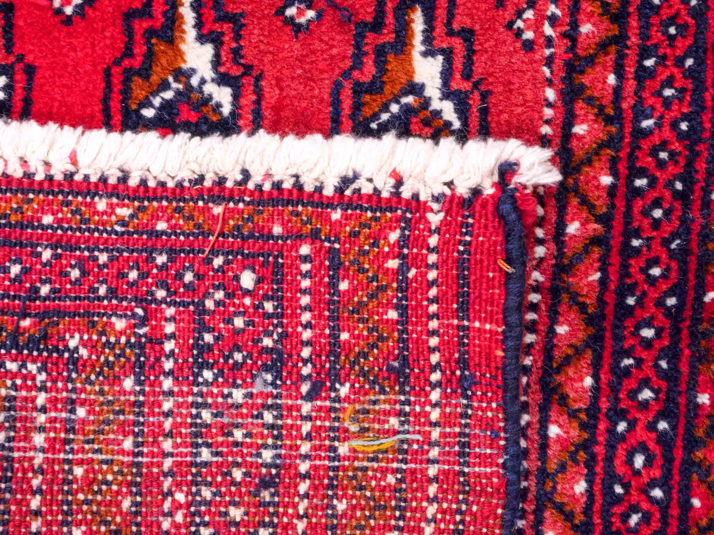 Handgeknüpfter Vintage Turkaman Nomadenteppich von Khademi aus Wolle, rot. Bukhara Allover-Design. Von Hand geknüpft in Iran. Größe: 102 cm x 53 cm. Teppichnummer: DB3-1030. Verkauf durch Jupiter Intl.