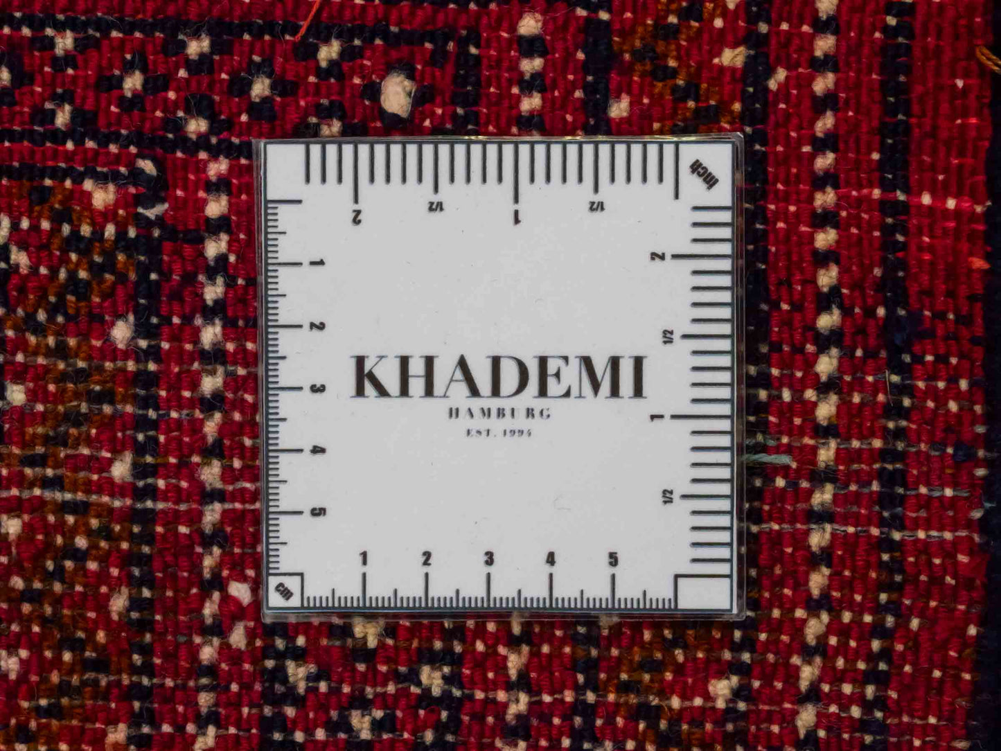 Handgeknüpfter Vintage Turkaman Nomadenteppich von Khademi aus Wolle, rot. Bukhara Allover-Design. Von Hand geknüpft in Iran. Größe: 102 cm x 53 cm. Teppichnummer: DB3-1030. Verkauf durch Jupiter Intl.