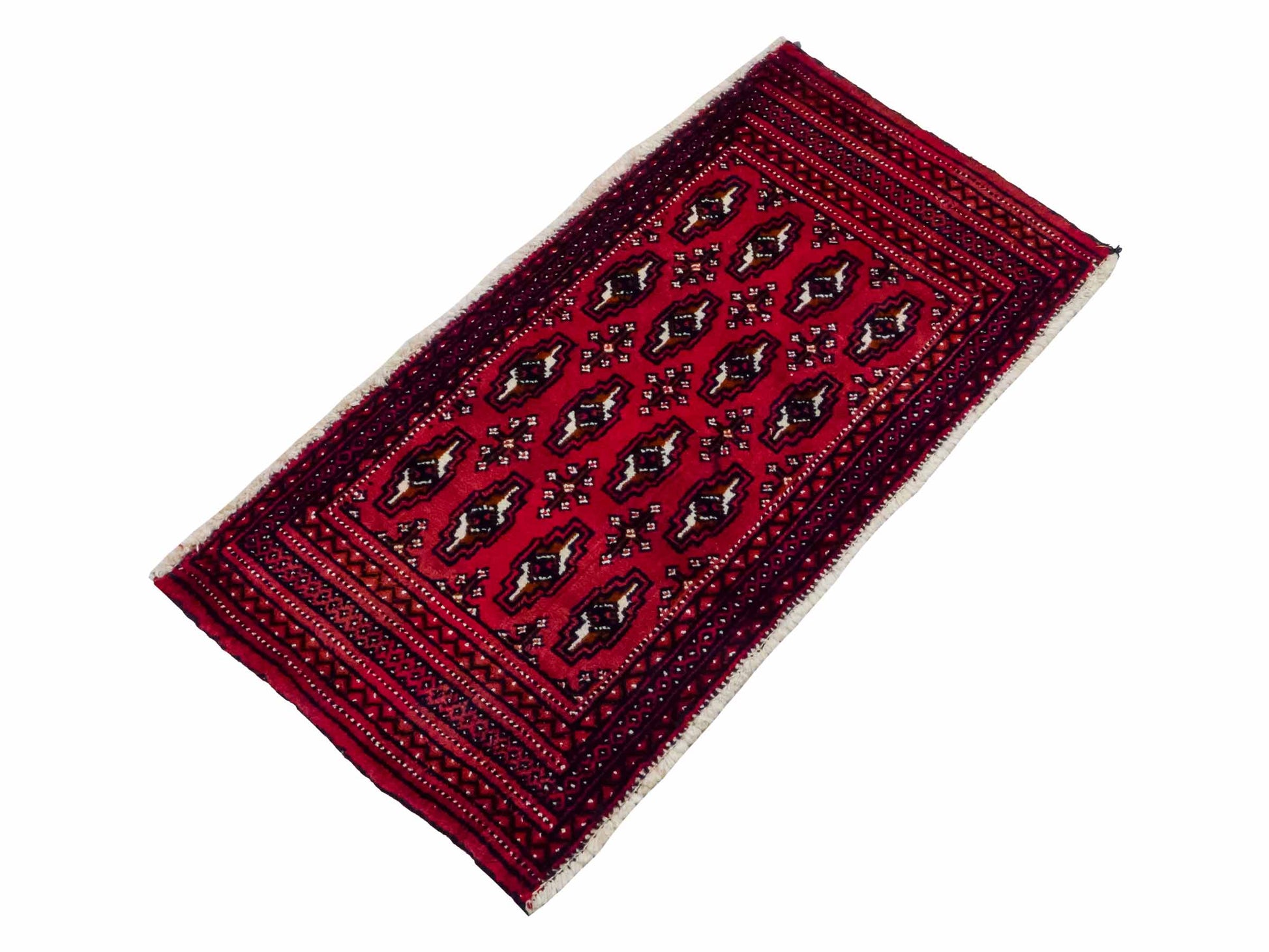 Handgeknüpfter Vintage Turkaman Nomadenteppich von Khademi aus Wolle, rot. Bukhara Allover-Design. Von Hand geknüpft in Iran. Größe: 102 cm x 53 cm. Teppichnummer: DB3-1030. Verkauf durch Jupiter Intl.