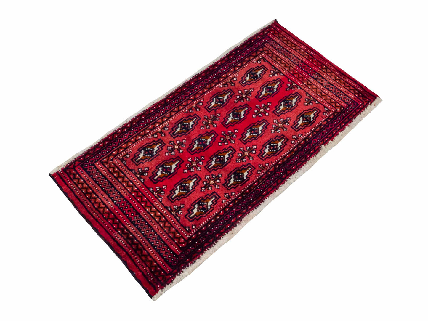 Handgeknüpfter Vintage Turkaman Nomadenteppich von Khademi aus Wolle, rot. Bukhara Allover-Design. Von Hand geknüpft in Iran. Größe: 102 cm x 53 cm. Teppichnummer: DB3-1030. Verkauf durch Jupiter Intl.
