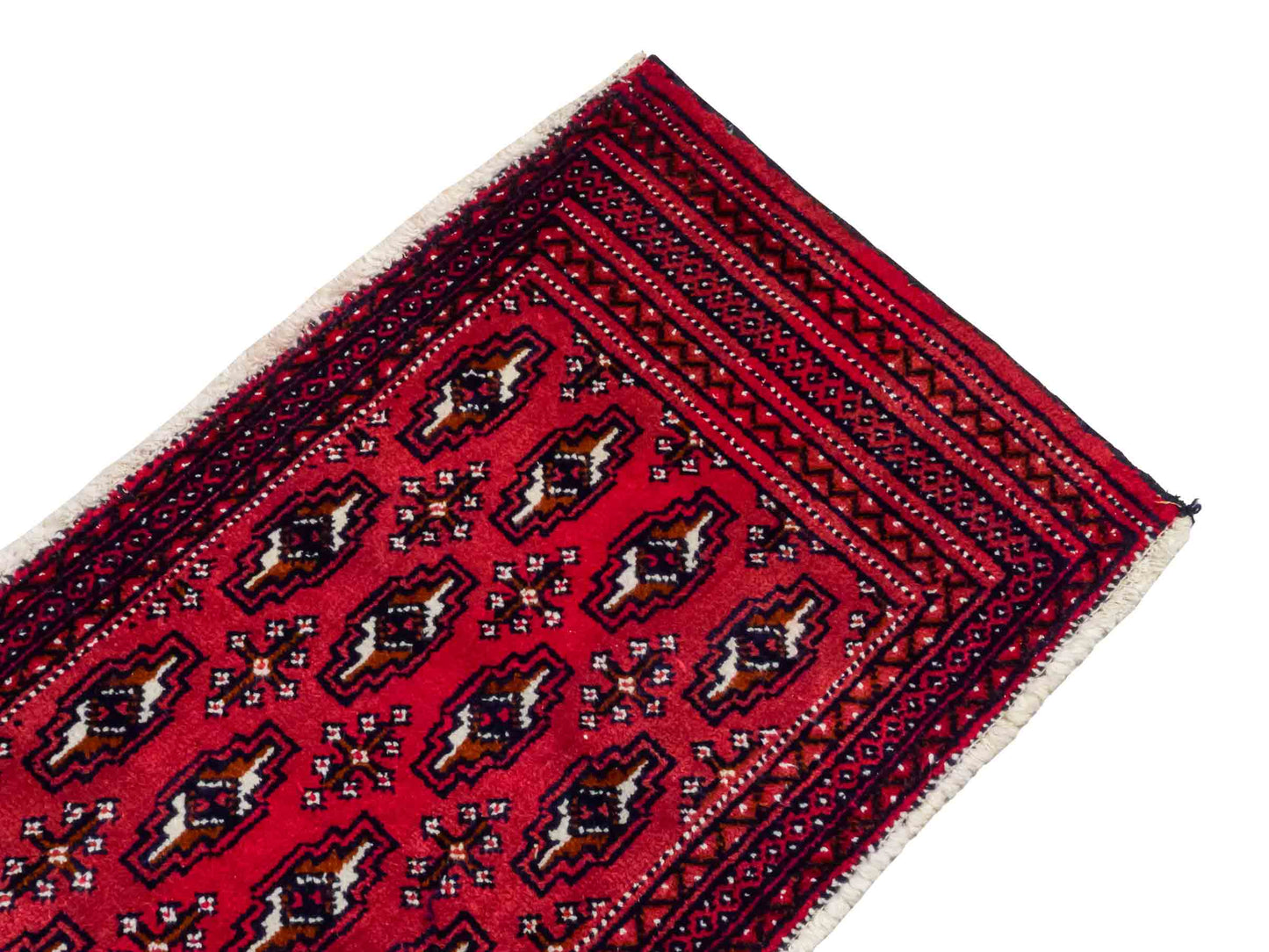 Handgeknüpfter Vintage Turkaman Nomadenteppich von Khademi aus Wolle, rot. Bukhara Allover-Design. Von Hand geknüpft in Iran. Größe: 102 cm x 53 cm. Teppichnummer: DB3-1030. Verkauf durch Jupiter Intl.