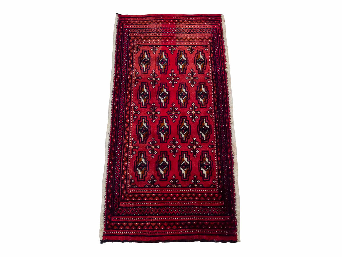 Handgeknüpfter Vintage Turkaman Nomadenteppich von Khademi aus Wolle, rot. Bukhara Allover-Design. Von Hand geknüpft in Iran. Größe: 102 cm x 53 cm. Teppichnummer: DB3-1030. Verkauf durch Jupiter Intl.
