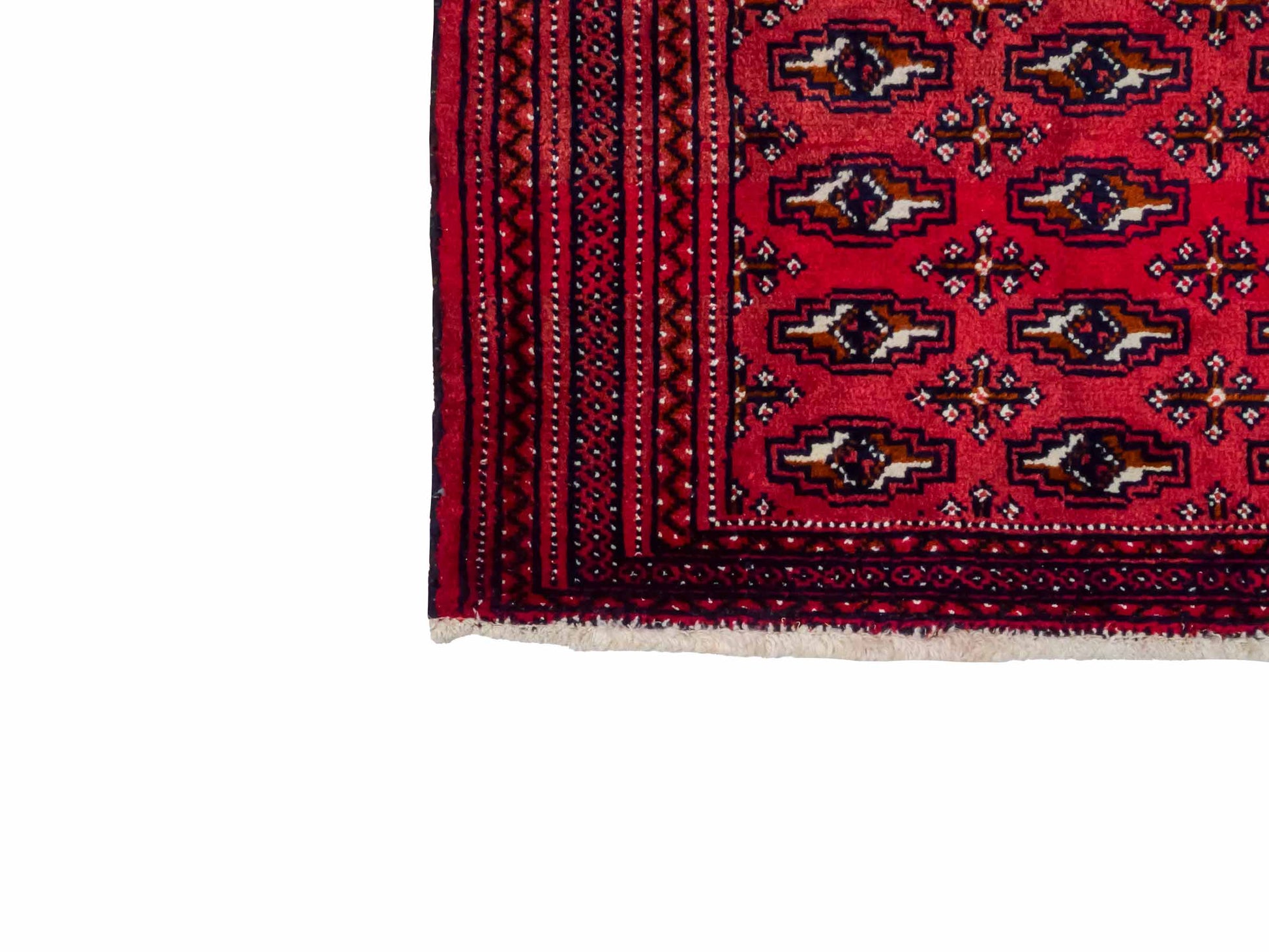 Handgeknüpfter Vintage Turkaman Nomadenteppich von Khademi aus Wolle, rot. Bukhara Allover-Design. Von Hand geknüpft in Iran. Größe: 102 cm x 53 cm. Teppichnummer: DB3-1030. Verkauf durch Jupiter Intl.