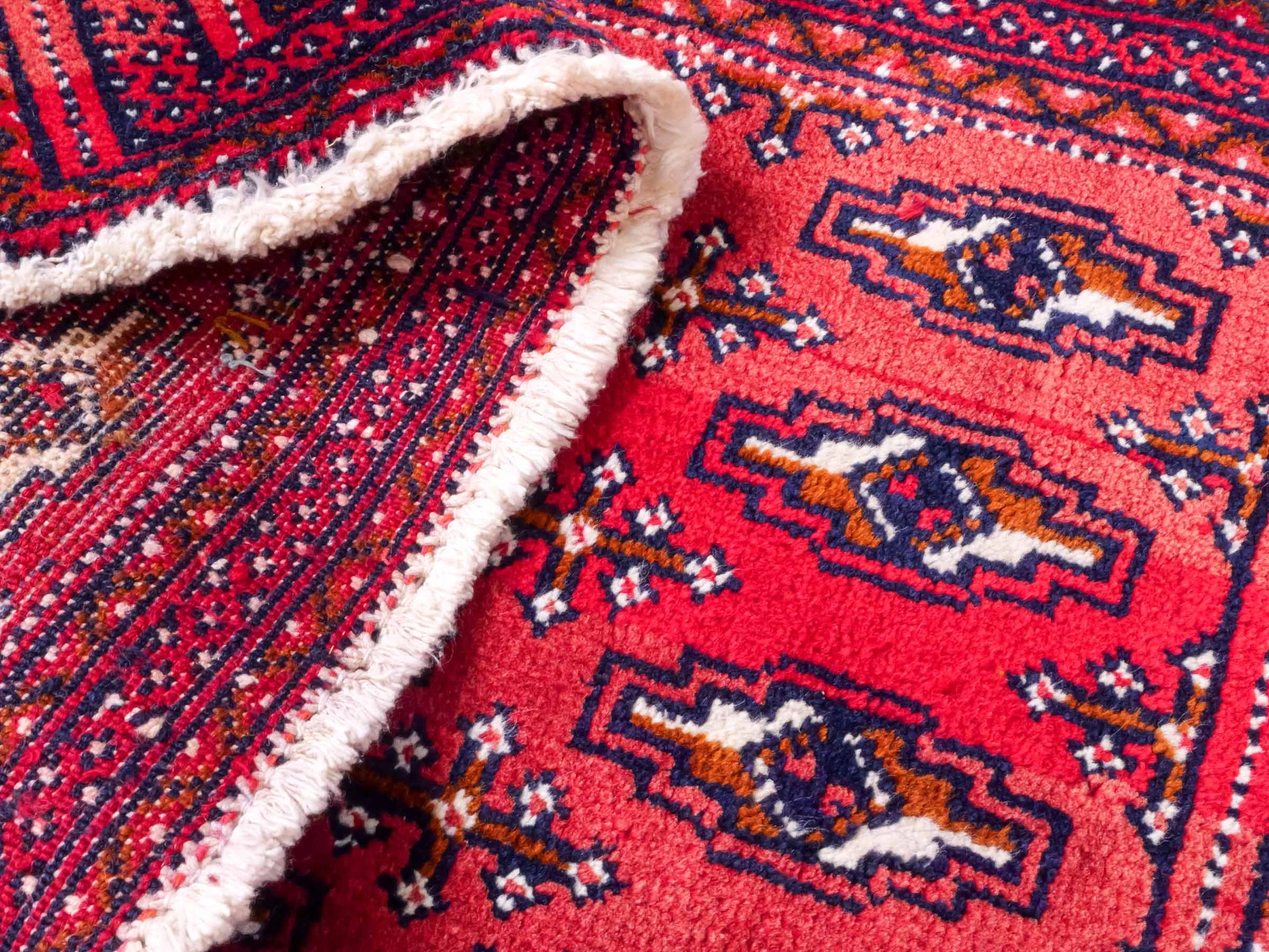 Handgeknüpfter Vintage Turkaman Nomadenteppich von Khademi aus Wolle, rot. Bukhara Allover-Design. Von Hand geknüpft in Iran. Größe: 102 cm x 53 cm. Teppichnummer: DB3-1030. Verkauf durch Jupiter Intl.