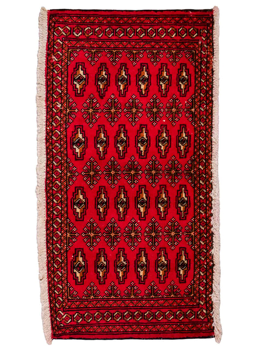 Handgeknüpfter Vintage Turkaman Nomadenteppich von Khademi aus Wolle, rot. Bukhara Allover-Design. Von Hand geknüpft in Iran. Größe: 103 cm x 51 cm. Teppichnummer: DB3-1029. Verkauf durch Jupiter Intl.