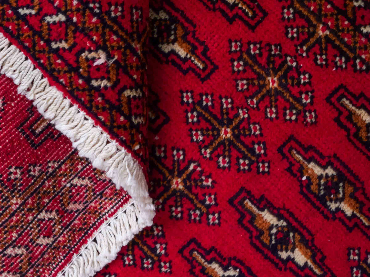 Handgeknüpfter Vintage Turkaman Nomadenteppich von Khademi aus Wolle, rot. Bukhara Allover-Design. Von Hand geknüpft in Iran. Größe: 103 cm x 51 cm. Teppichnummer: DB3-1029. Verkauf durch Jupiter Intl.