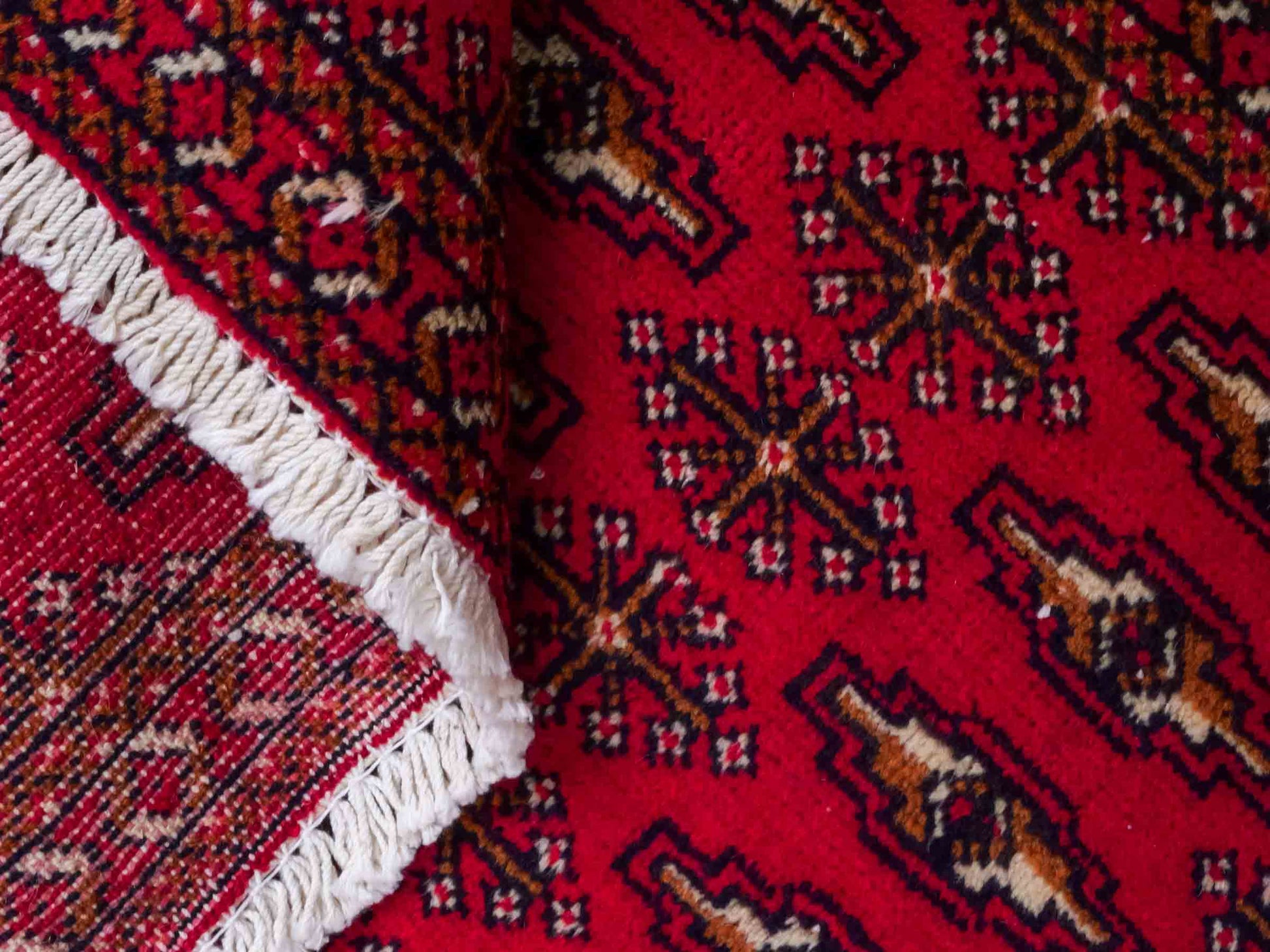Handgeknüpfter Vintage Turkaman Nomadenteppich von Khademi aus Wolle, rot. Bukhara Allover-Design. Von Hand geknüpft in Iran. Größe: 103 cm x 51 cm. Teppichnummer: DB3-1029. Verkauf durch Jupiter Intl.