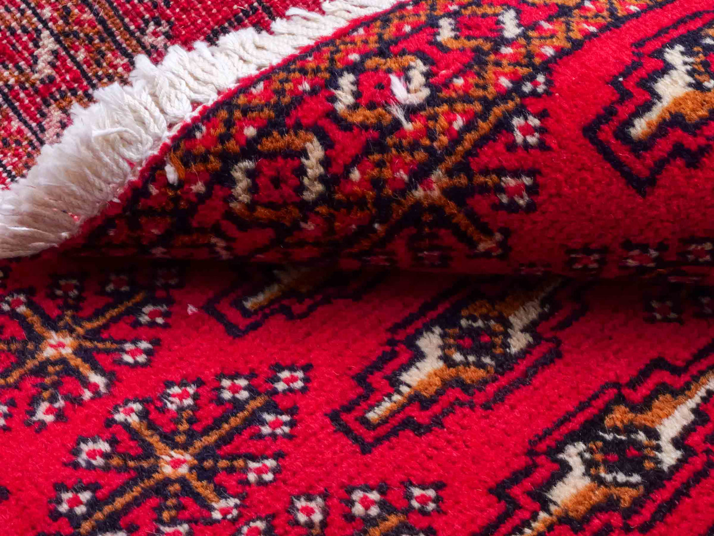 Handgeknüpfter Vintage Turkaman Nomadenteppich von Khademi aus Wolle, rot. Bukhara Allover-Design. Von Hand geknüpft in Iran. Größe: 103 cm x 51 cm. Teppichnummer: DB3-1029. Verkauf durch Jupiter Intl.