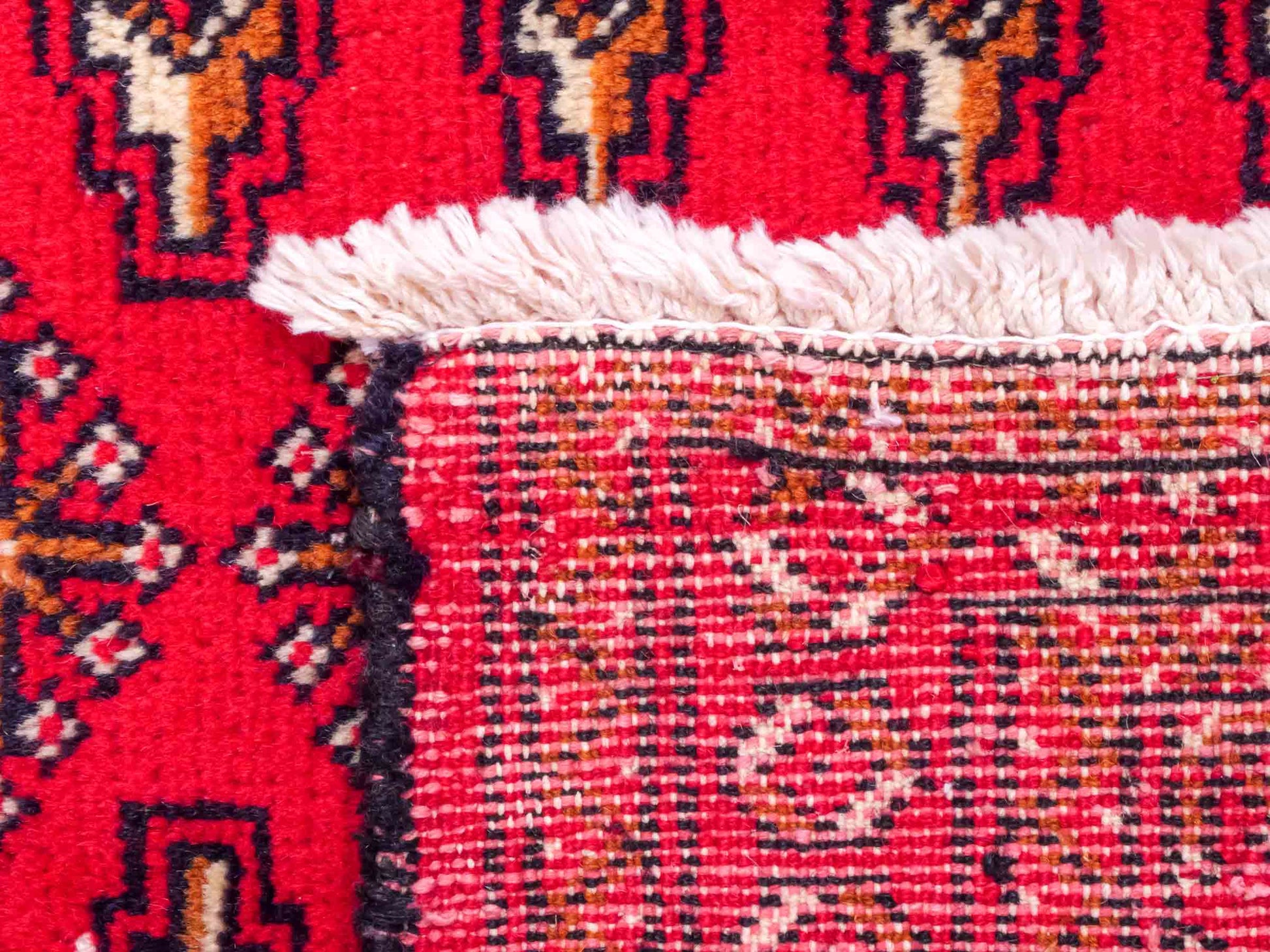 Handgeknüpfter Vintage Turkaman Nomadenteppich von Khademi aus Wolle, rot. Bukhara Allover-Design. Von Hand geknüpft in Iran. Größe: 103 cm x 51 cm. Teppichnummer: DB3-1029. Verkauf durch Jupiter Intl.