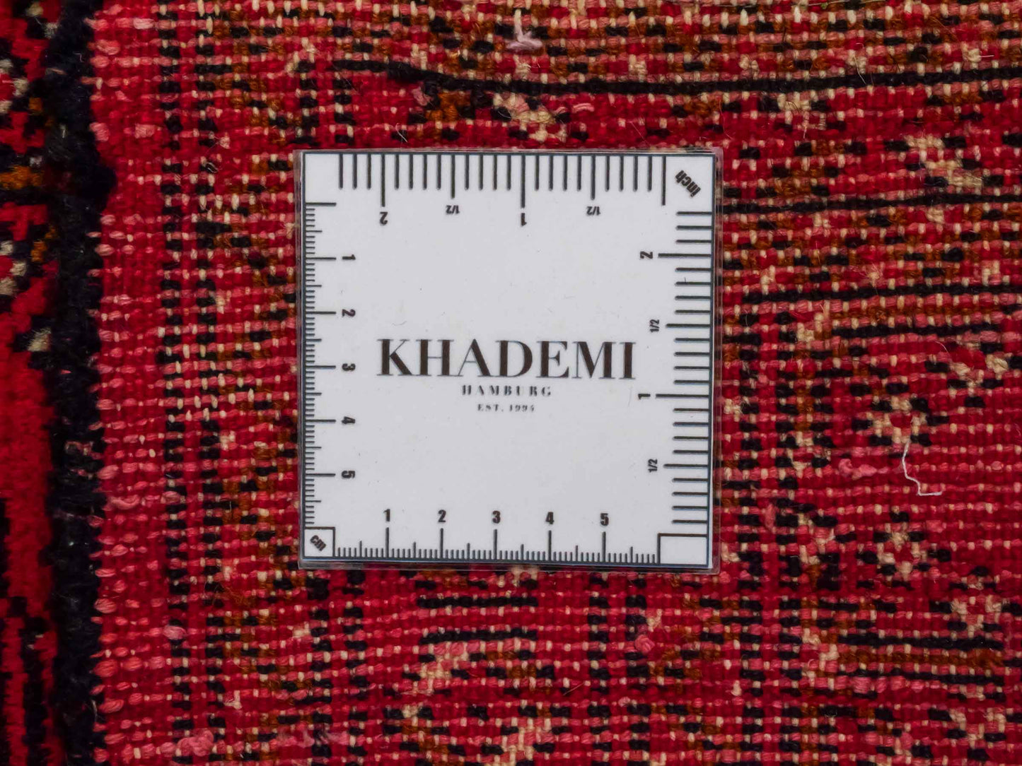 Handgeknüpfter Vintage Turkaman Nomadenteppich von Khademi aus Wolle, rot. Bukhara Allover-Design. Von Hand geknüpft in Iran. Größe: 103 cm x 51 cm. Teppichnummer: DB3-1029. Verkauf durch Jupiter Intl.