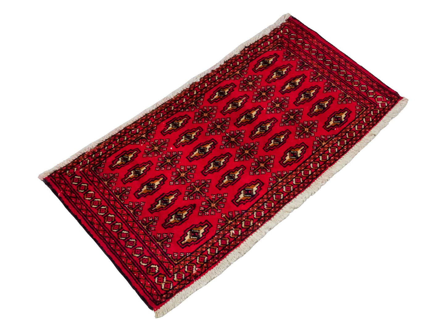 Handgeknüpfter Vintage Turkaman Nomadenteppich von Khademi aus Wolle, rot. Bukhara Allover-Design. Von Hand geknüpft in Iran. Größe: 103 cm x 51 cm. Teppichnummer: DB3-1029. Verkauf durch Jupiter Intl.