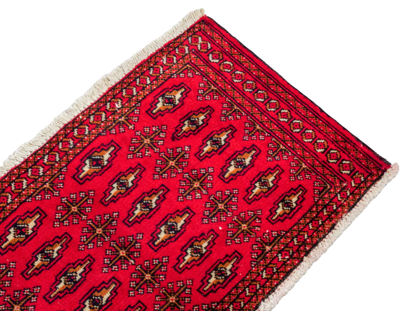 Handgeknüpfter Vintage Turkaman Nomadenteppich von Khademi aus Wolle, rot. Bukhara Allover-Design. Von Hand geknüpft in Iran. Größe: 103 cm x 51 cm. Teppichnummer: DB3-1029. Verkauf durch Jupiter Intl.