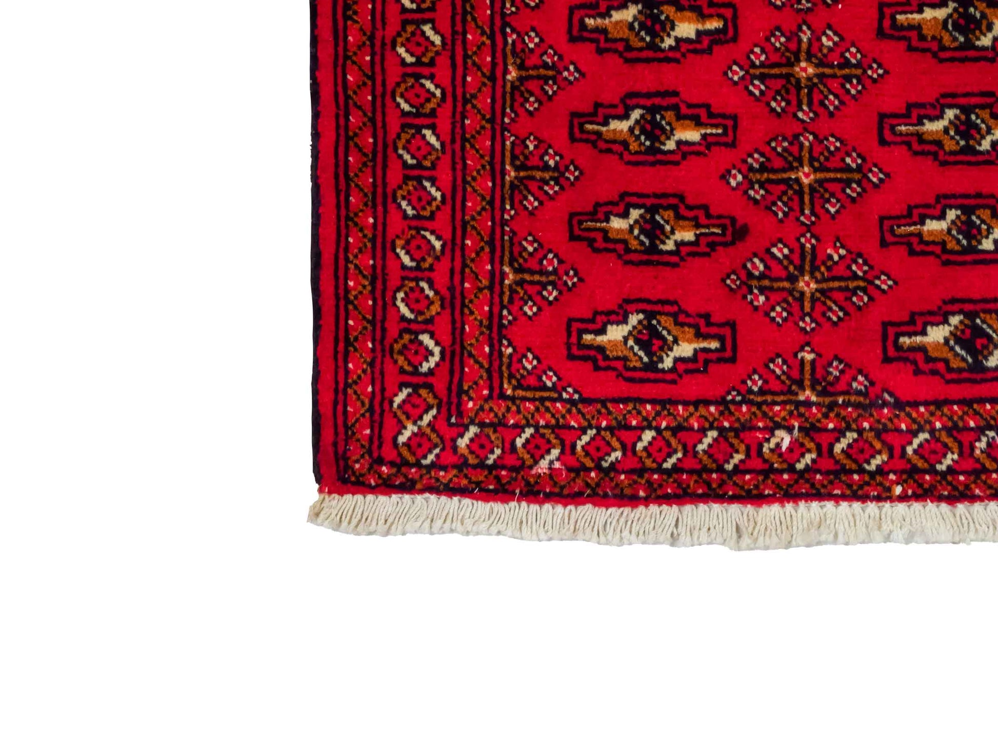 Handgeknüpfter Vintage Turkaman Nomadenteppich von Khademi aus Wolle, rot. Bukhara Allover-Design. Von Hand geknüpft in Iran. Größe: 103 cm x 51 cm. Teppichnummer: DB3-1029. Verkauf durch Jupiter Intl.