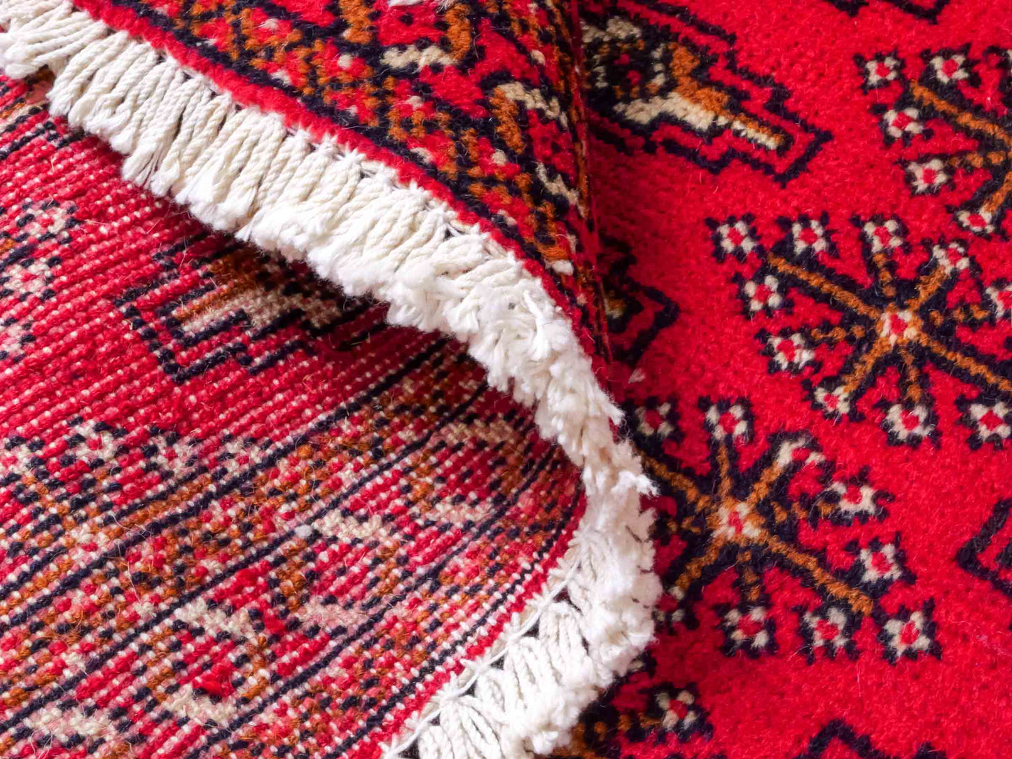 Handgeknüpfter Vintage Turkaman Nomadenteppich von Khademi aus Wolle, rot. Bukhara Allover-Design. Von Hand geknüpft in Iran. Größe: 103 cm x 51 cm. Teppichnummer: DB3-1029. Verkauf durch Jupiter Intl.