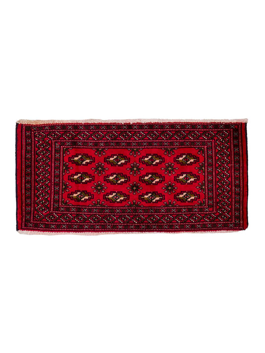 Handgeknüpfter Vintage Turkaman Nomadenteppich von Khademi aus Wolle, rot. Bukhara Allover-Design. Von Hand geknüpft in Iran. Größe: 48 cm x 105 cm. Teppichnummer: DB3-1024. Verkauf durch Jupiter Intl.