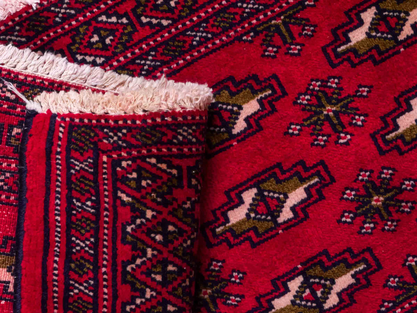 Handgeknüpfter Vintage Turkaman Nomadenteppich von Khademi aus Wolle, rot. Bukhara Allover-Design. Von Hand geknüpft in Iran. Größe: 48 cm x 105 cm. Teppichnummer: DB3-1024. Verkauf durch Jupiter Intl.