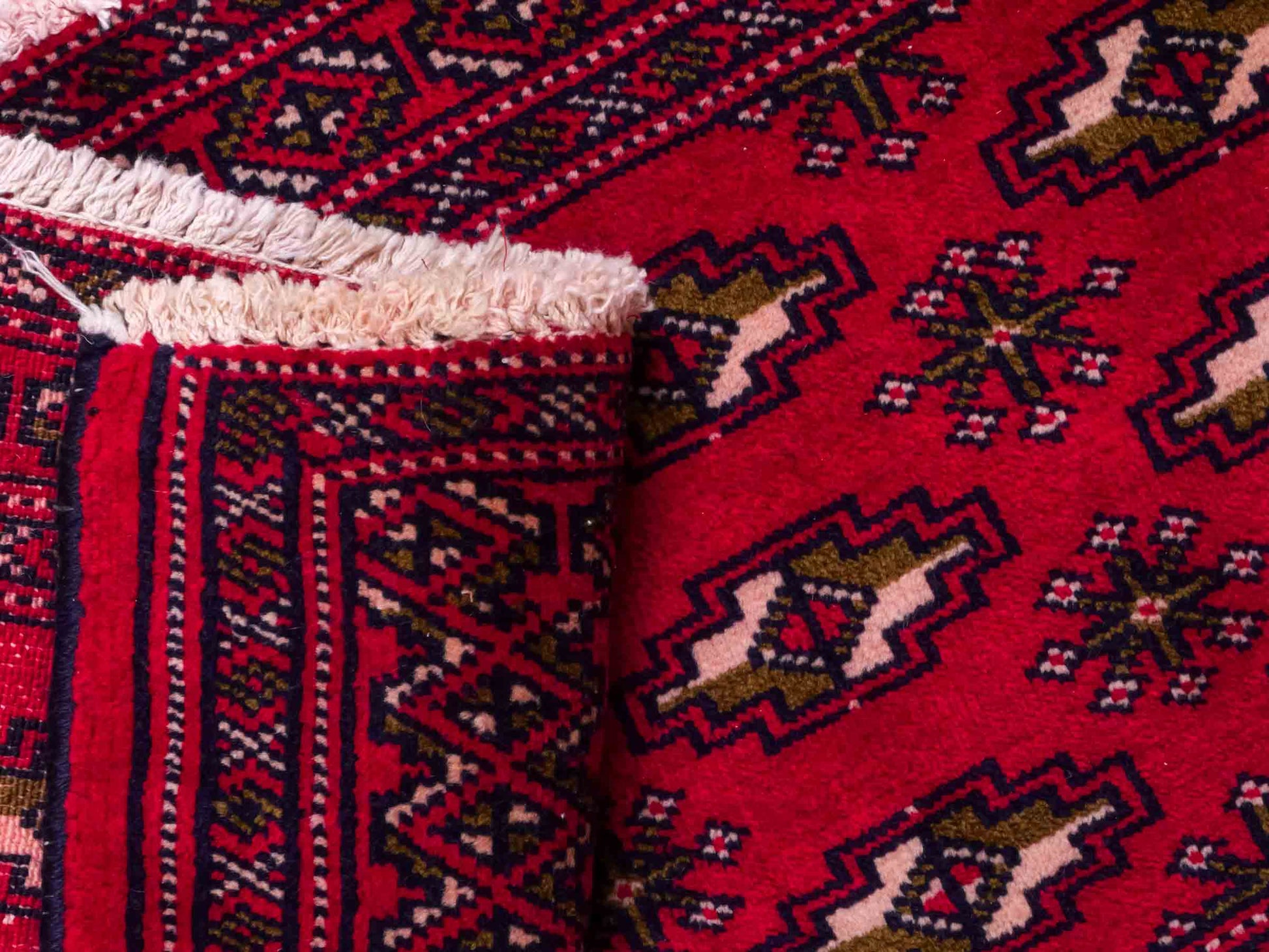 Handgeknüpfter Vintage Turkaman Nomadenteppich von Khademi aus Wolle, rot. Bukhara Allover-Design. Von Hand geknüpft in Iran. Größe: 48 cm x 105 cm. Teppichnummer: DB3-1024. Verkauf durch Jupiter Intl.
