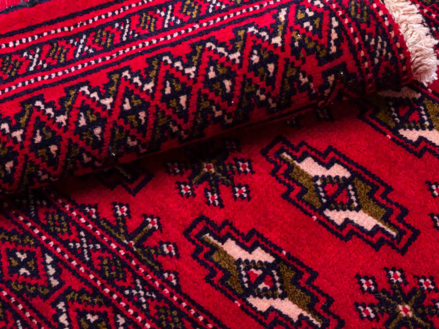 Handgeknüpfter Vintage Turkaman Nomadenteppich von Khademi aus Wolle, rot. Bukhara Allover-Design. Von Hand geknüpft in Iran. Größe: 48 cm x 105 cm. Teppichnummer: DB3-1024. Verkauf durch Jupiter Intl.