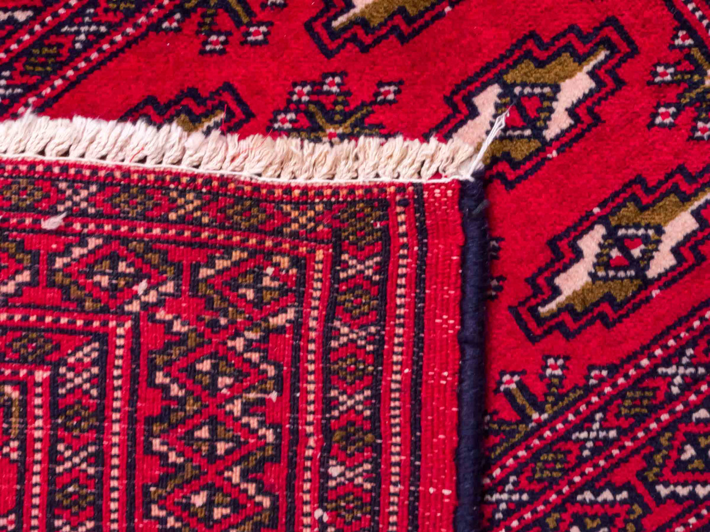Handgeknüpfter Vintage Turkaman Nomadenteppich von Khademi aus Wolle, rot. Bukhara Allover-Design. Von Hand geknüpft in Iran. Größe: 48 cm x 105 cm. Teppichnummer: DB3-1024. Verkauf durch Jupiter Intl.
