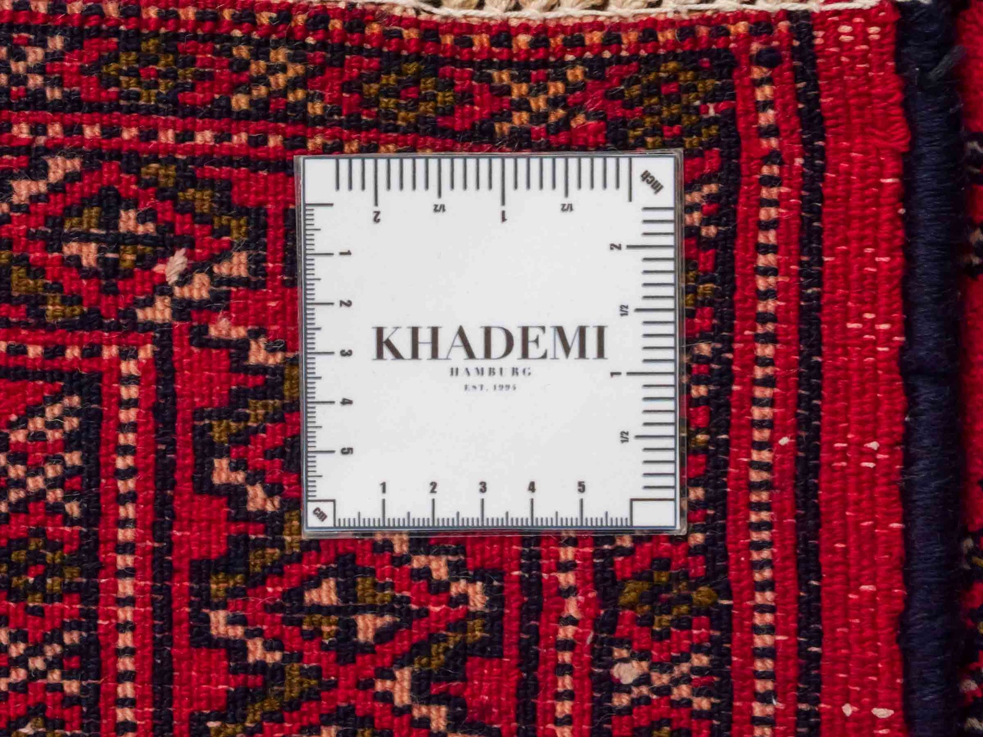 Handgeknüpfter Vintage Turkaman Nomadenteppich von Khademi aus Wolle, rot. Bukhara Allover-Design. Von Hand geknüpft in Iran. Größe: 48 cm x 105 cm. Teppichnummer: DB3-1024. Verkauf durch Jupiter Intl.