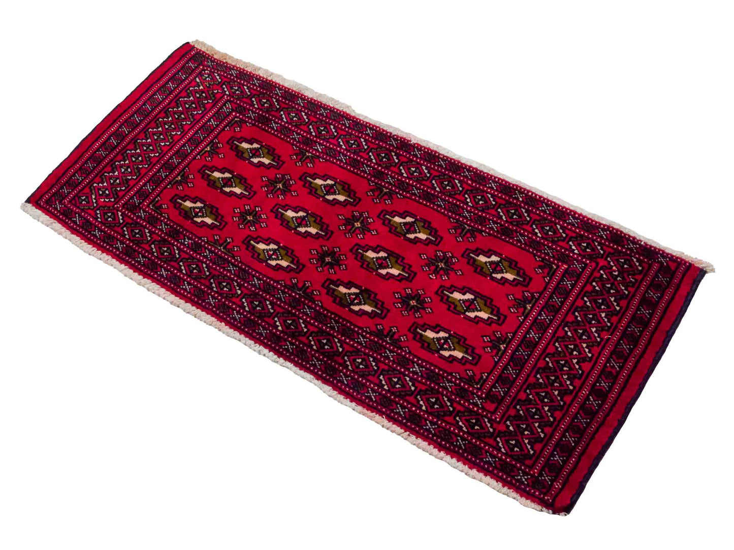Handgeknüpfter Vintage Turkaman Nomadenteppich von Khademi aus Wolle, rot. Bukhara Allover-Design. Von Hand geknüpft in Iran. Größe: 48 cm x 105 cm. Teppichnummer: DB3-1024. Verkauf durch Jupiter Intl.