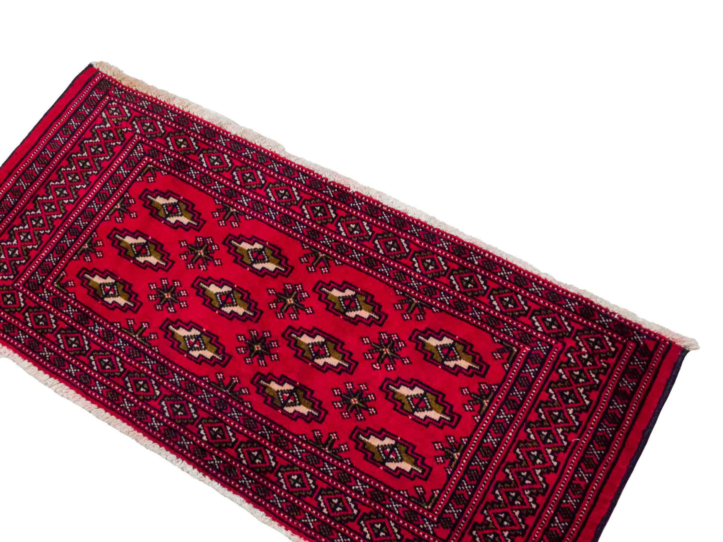Handgeknüpfter Vintage Turkaman Nomadenteppich von Khademi aus Wolle, rot. Bukhara Allover-Design. Von Hand geknüpft in Iran. Größe: 48 cm x 105 cm. Teppichnummer: DB3-1024. Verkauf durch Jupiter Intl.
