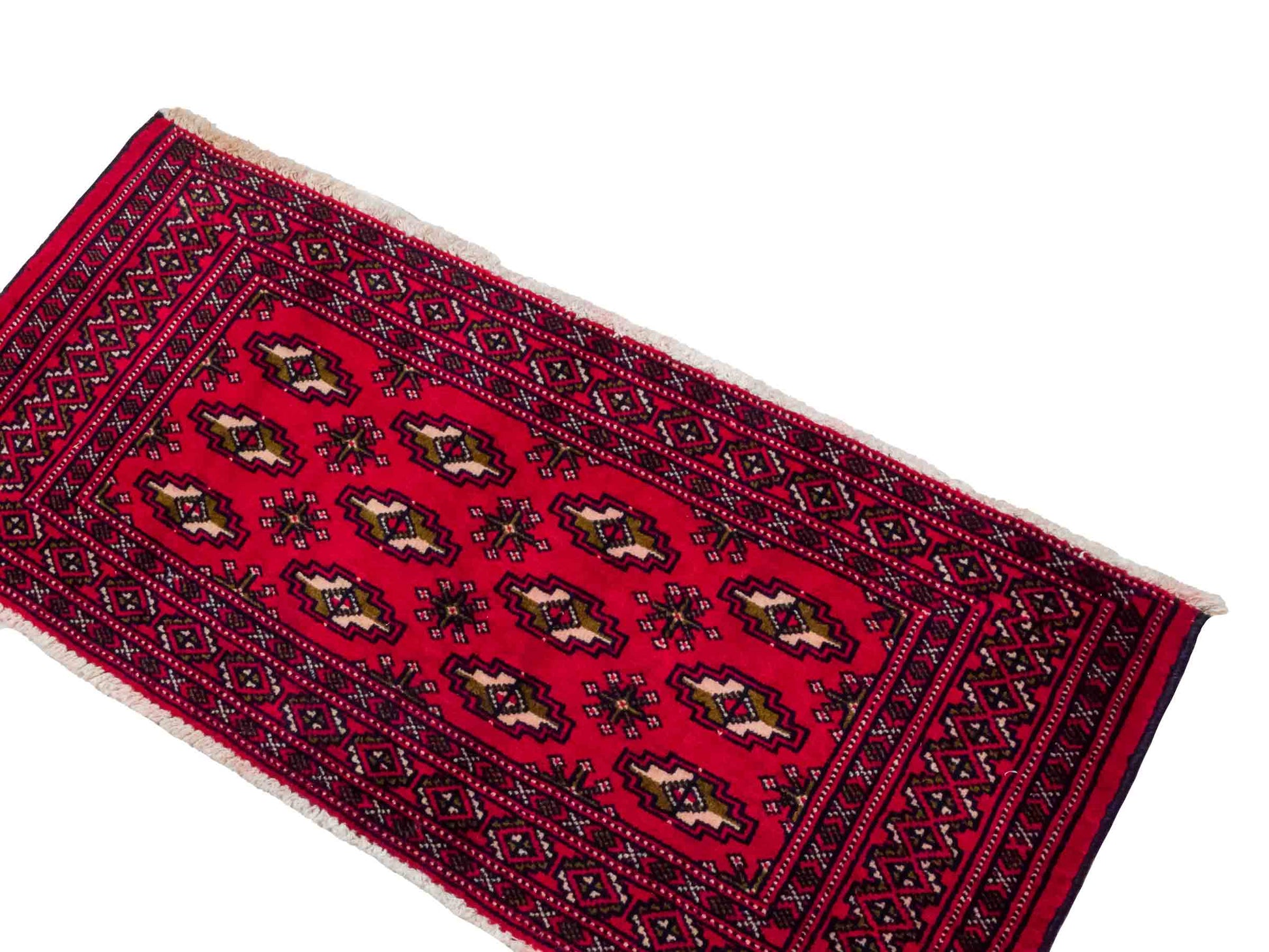 Handgeknüpfter Vintage Turkaman Nomadenteppich von Khademi aus Wolle, rot. Bukhara Allover-Design. Von Hand geknüpft in Iran. Größe: 48 cm x 105 cm. Teppichnummer: DB3-1024. Verkauf durch Jupiter Intl.