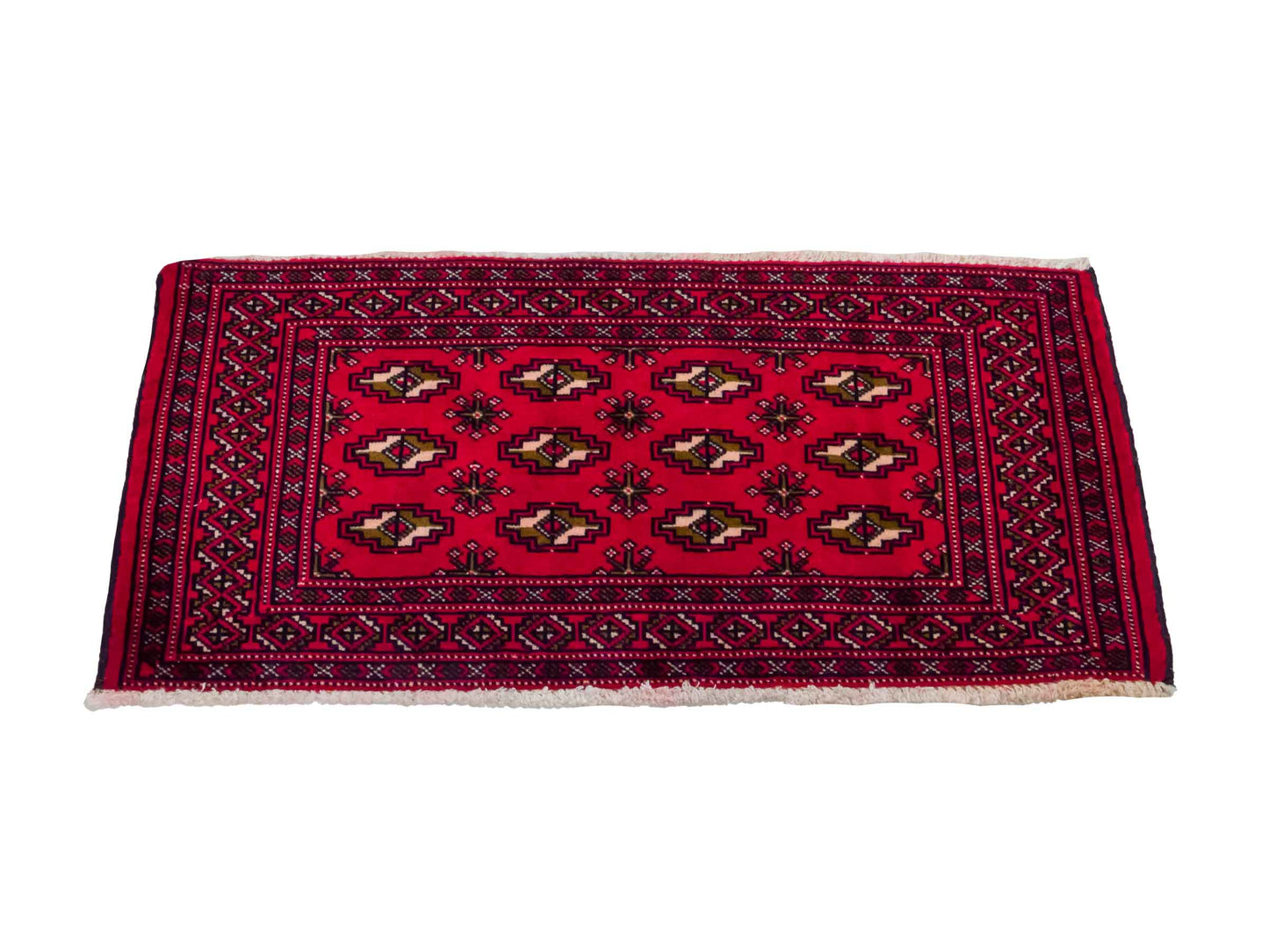 Handgeknüpfter Vintage Turkaman Nomadenteppich von Khademi aus Wolle, rot. Bukhara Allover-Design. Von Hand geknüpft in Iran. Größe: 48 cm x 105 cm. Teppichnummer: DB3-1024. Verkauf durch Jupiter Intl.