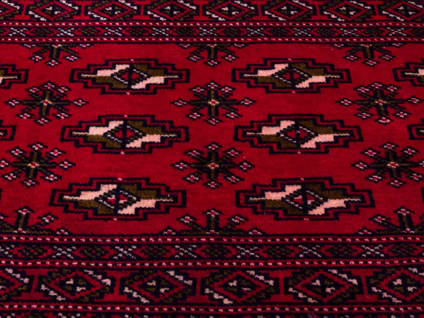 Handgeknüpfter Vintage Turkaman Nomadenteppich von Khademi aus Wolle, rot. Bukhara Allover-Design. Von Hand geknüpft in Iran. Größe: 48 cm x 105 cm. Teppichnummer: DB3-1024. Verkauf durch Jupiter Intl.