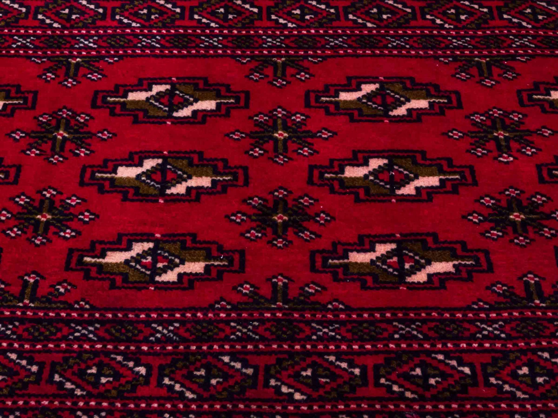 Handgeknüpfter Vintage Turkaman Nomadenteppich von Khademi aus Wolle, rot. Bukhara Allover-Design. Von Hand geknüpft in Iran. Größe: 48 cm x 105 cm. Teppichnummer: DB3-1024. Verkauf durch Jupiter Intl.