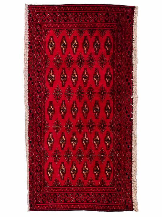 Handgeknüpfter Vintage Turkaman Nomadenteppich von Khademi aus Wolle, rot. Bukhara Allover-Design. Von Hand geknüpft in Iran. Größe: 105 cm x 50 cm. Teppichnummer: DB3-1028. Verkauf durch Jupiter Intl.