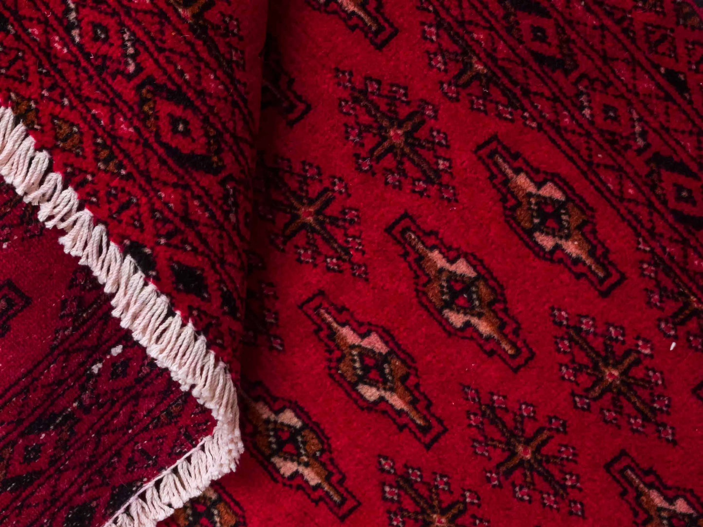 Handgeknüpfter Vintage Turkaman Nomadenteppich von Khademi aus Wolle, rot. Bukhara Allover-Design. Von Hand geknüpft in Iran. Größe: 105 cm x 50 cm. Teppichnummer: DB3-1028. Verkauf durch Jupiter Intl.