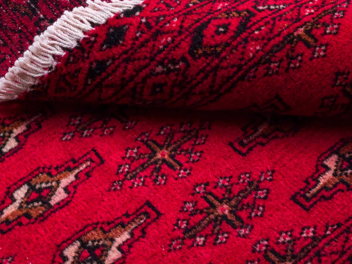 Handgeknüpfter Vintage Turkaman Nomadenteppich von Khademi aus Wolle, rot. Bukhara Allover-Design. Von Hand geknüpft in Iran. Größe: 105 cm x 50 cm. Teppichnummer: DB3-1028. Verkauf durch Jupiter Intl.